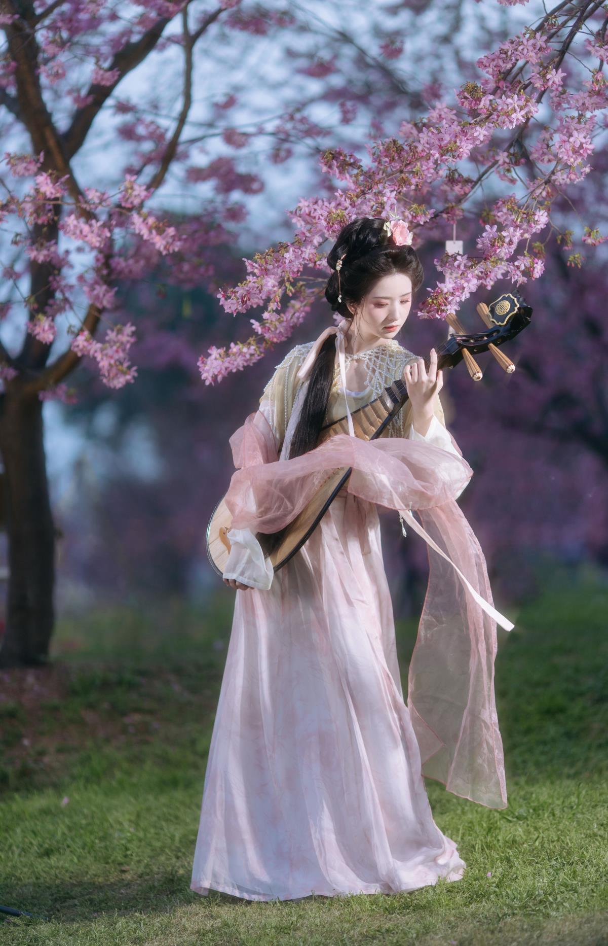 春色里如梦美人，轻纱漫步花间似画中来