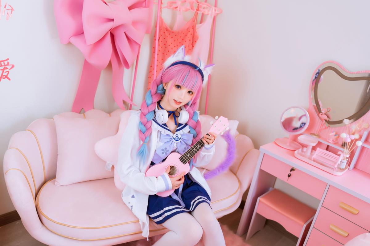 《身着海军风JK制服的可爱美少女Aqua：冒失却努力的虚拟偶像Cosplay之境》