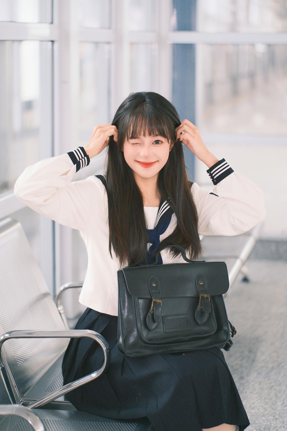 《JK少女：地铁站台的日系甜意与元气回眸》 或 《地铁站台，JK少女的甜意与元气回眸》 或 《JK少女在地铁站台，不经意回头间的日系甜意》 或 《日系甜妹JK装，地铁站台的元气回眸》 或 《地铁站台，JK少女的日系甜意瞬间》 或 《JK少女与地铁站台，甜意回眸的日系元气》 或 《日系甜妹JK装，地铁站台的甜意与回眸》 或 《地铁站台里，JK少女的日系甜意回眸》 或 《JK少女的地铁站台甜意，不经意的日系元气回头》 或 《日系甜妹JK装，地铁站台的甜意瞬间回眸》