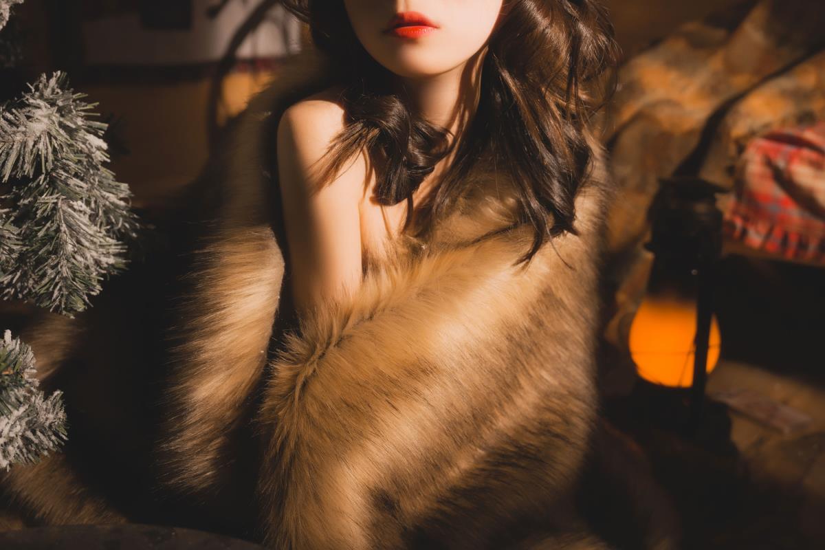 《圣诞皮草：光影交织下的童话小木屋》