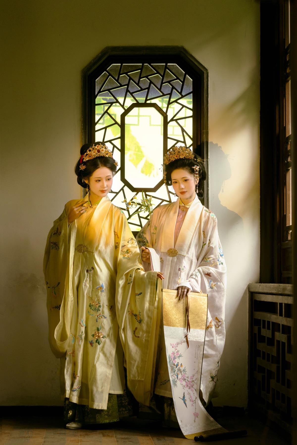 棠梨煎雪：绘古代闺阁女子闺蜜出游图，呈艳丽古朴之景