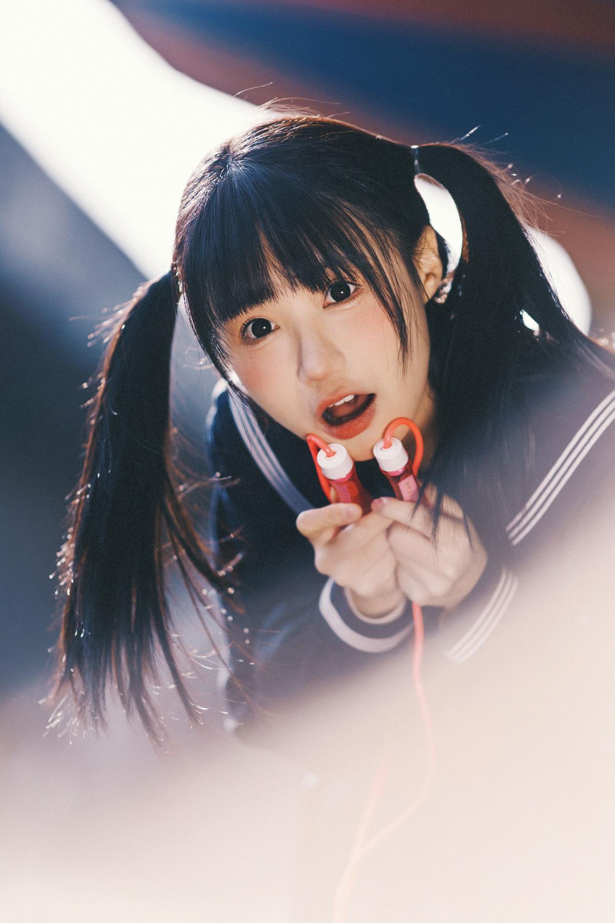 《运动时光，邂逅少女晴天的美好情绪》 解析：将运动时间、晴天、女生、少女、情绪等关键信息组合起来，形成一个能够表达在美好的晴天，女生们带着美好情绪去运动的意境标题。