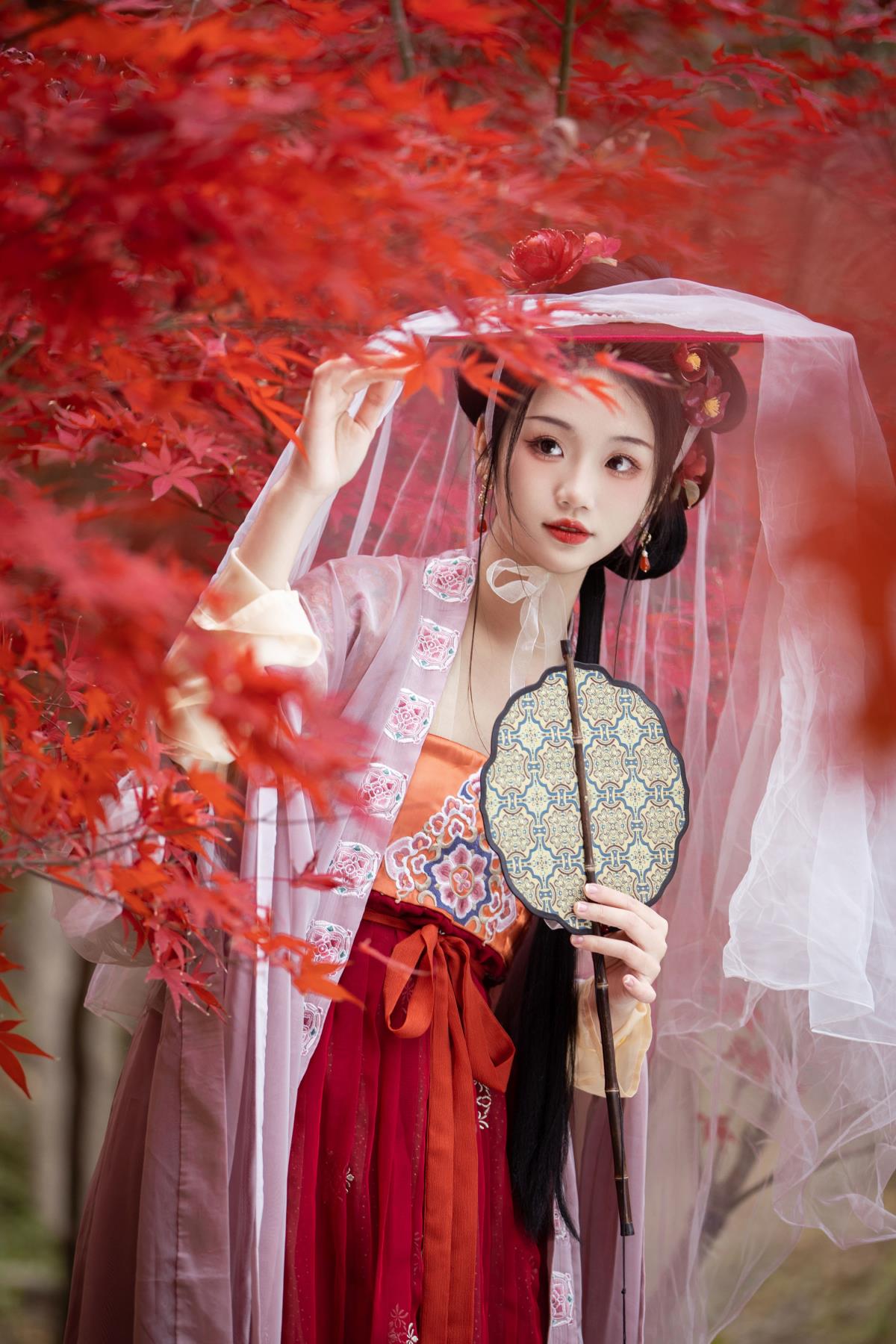 晚枫歌：心似火煎，忆如落枫舞古风，赏汉服美图