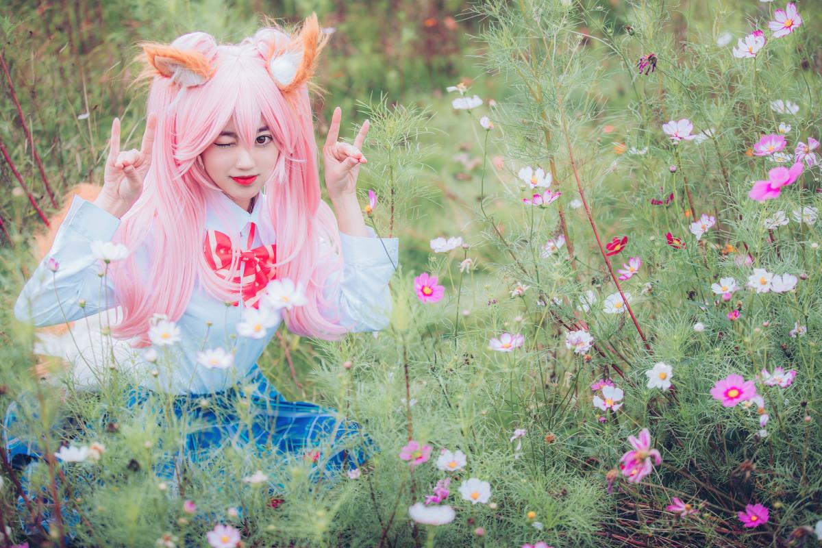 《粉黛花语：风与故事的等待，邂逅可爱美少女的Cosplay时光》