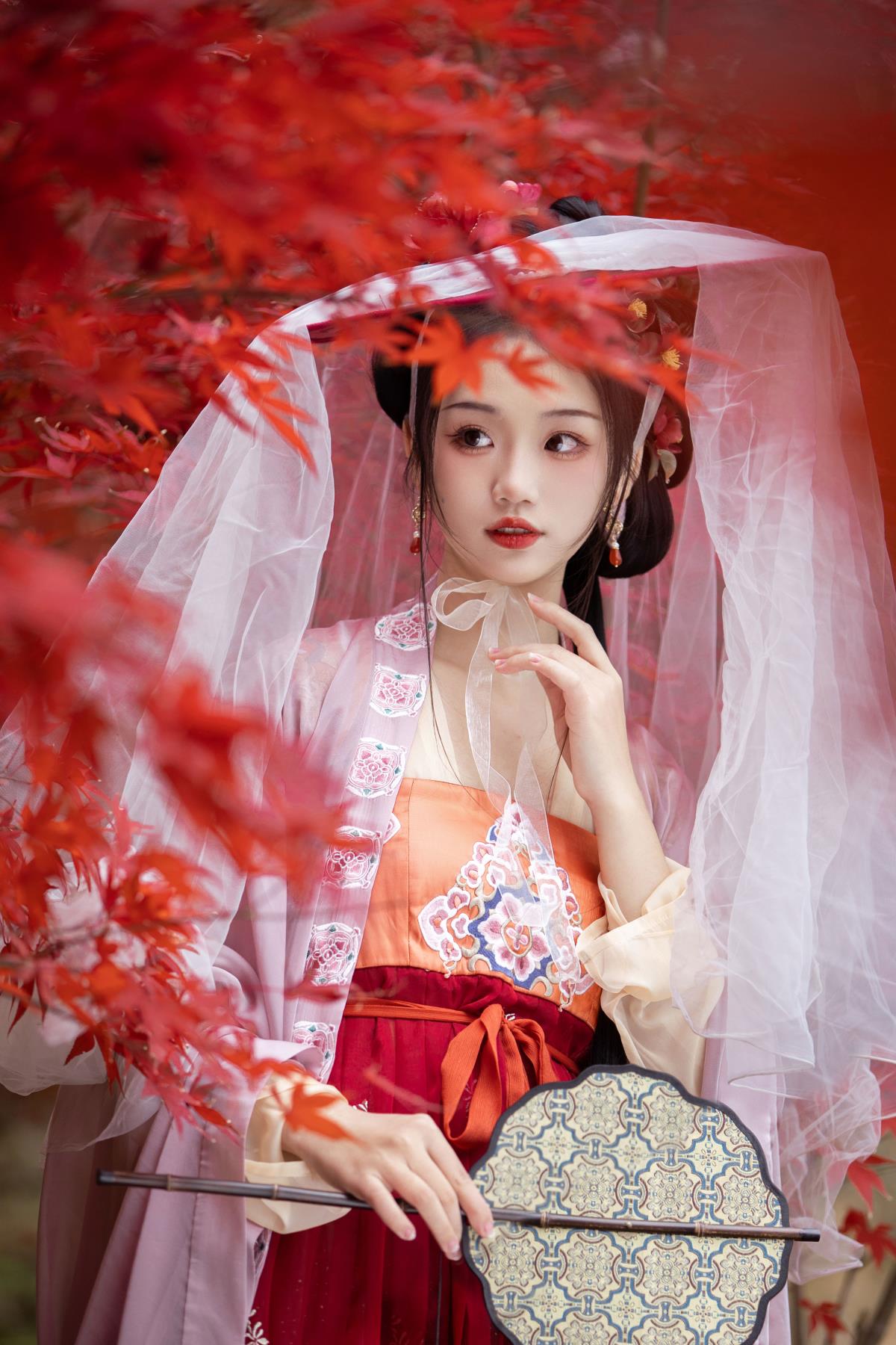 《晚枫歌：烈火煎心，落枫忆情》 （结合古风、枫叶、回忆等元素，以一种文艺的方式展现晚枫歌所蕴含的情感与画面） 或者 《汉服美图中的晚枫：心燃烈火，枫舞忆情》 （融入汉服、美图元素，使标题更具画面感和文化氛围） 又或者 《古风下的晚枫：烈火燃情，落枫成忆》 （突出古风与晚枫、情感回忆之间的联系，营造出文艺意境）