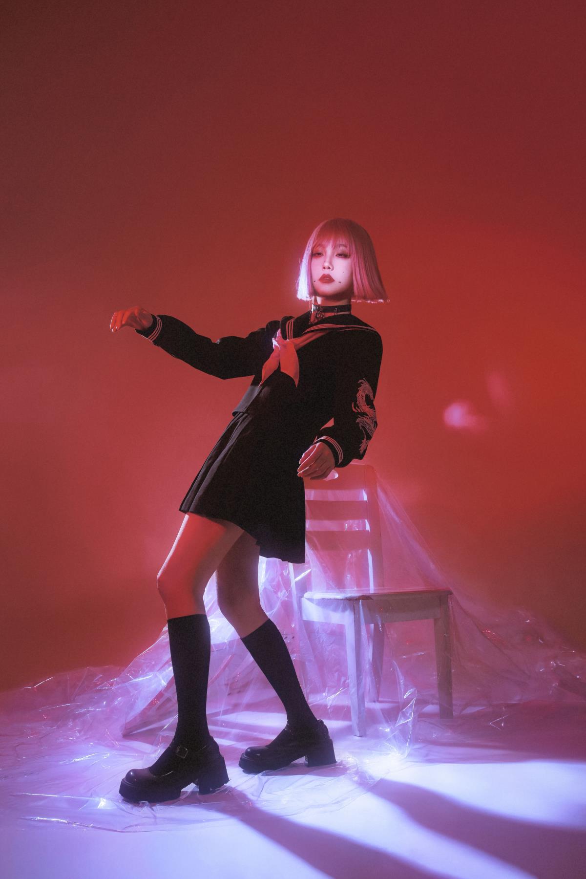 《扑灭那无意义的心跳》 解析：原句中“扑灭我冰冷又灼热的，无意义的心跳”直接提取出核心内容，用“扑灭那无意义的心跳”作为标题，简洁又富有一定的文艺气息和意境，能引发读者对某种情感或状态的思考。