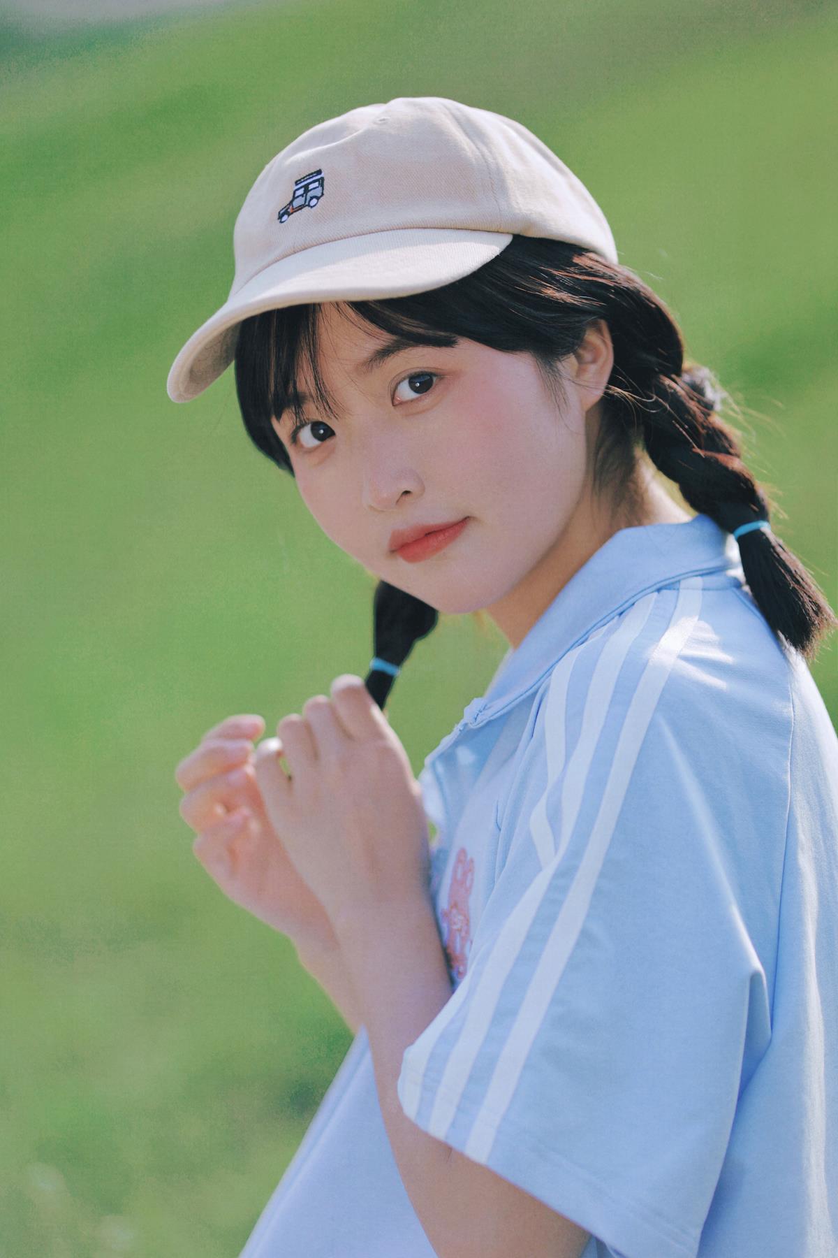 少女纯情，夏意藏于满地绿间，情绪如诗