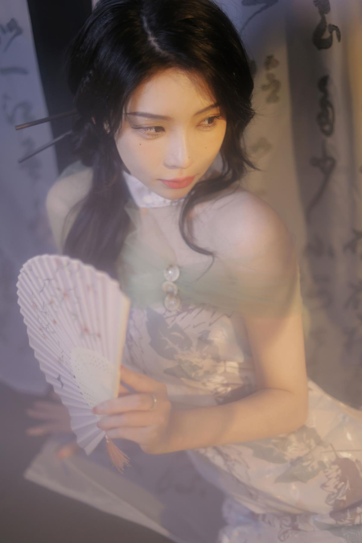 画颜之下，人生海海情悠悠 柳梢月约，烟雨平生意绵绵