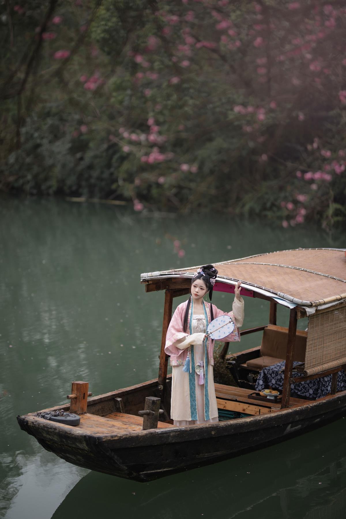 江南好景：花、水、船与少女的诗意交织