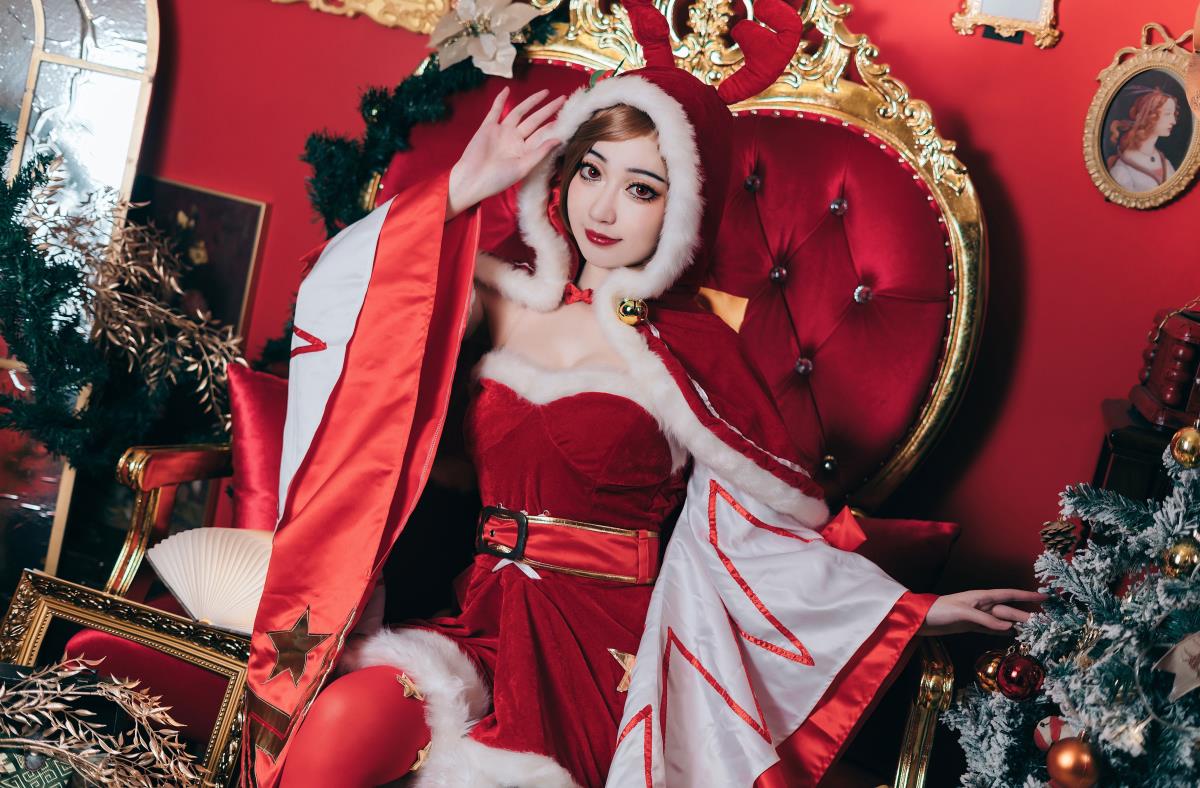 圣诞貂蝉，红妆映雪舞节日风情，勾勒 Cosplay 梦幻画卷