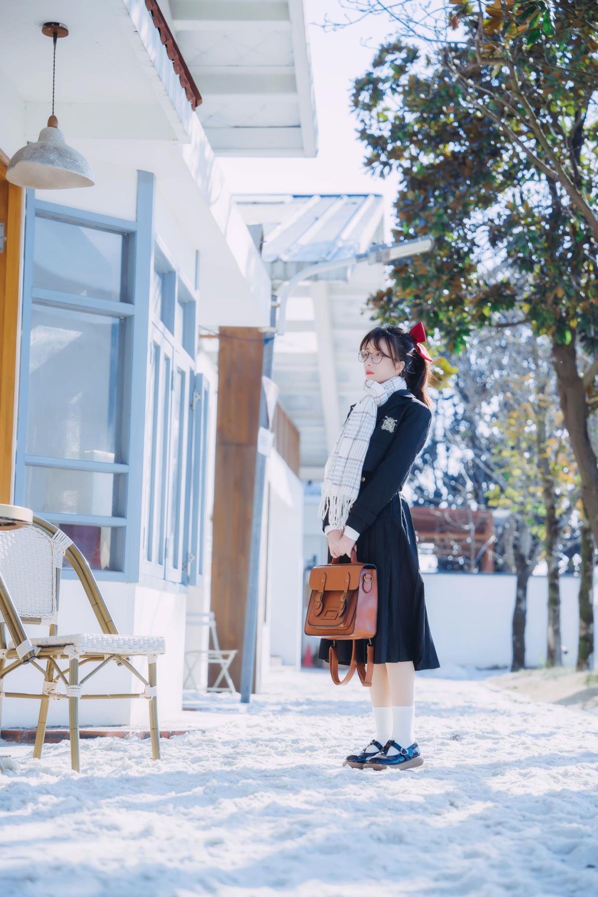 恋冬：与 JK 妹妹漫步积雪小镇的灿烂冬日午后