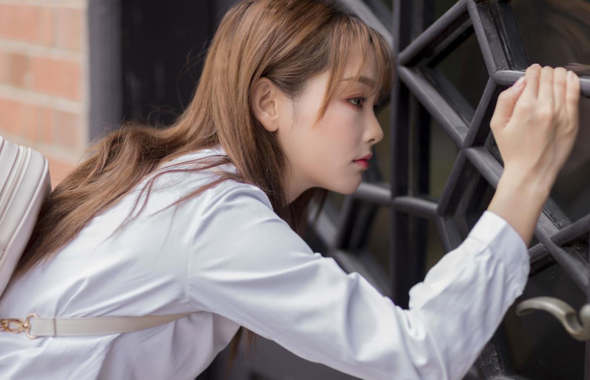 青春不散场：毕业日，思念起点 解析：保留了原句中的关键信息，“青春不散场”点明主题，“毕业日，思念起点”直接体现了毕业与思念的关系，整体简洁且富有文艺感，符合要求。