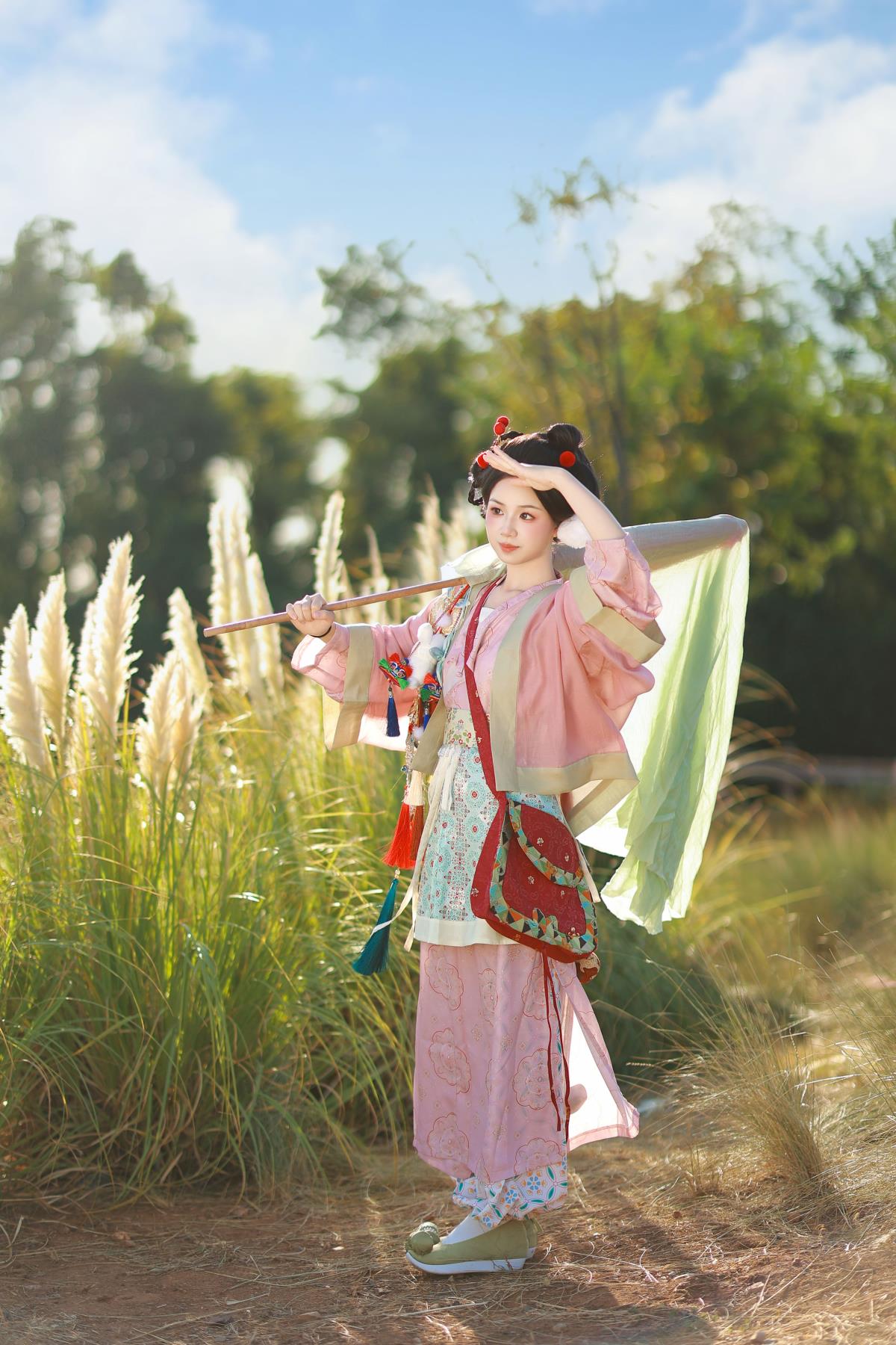小货郎执伞赴草原，古风画卷绘汉服情于田野间