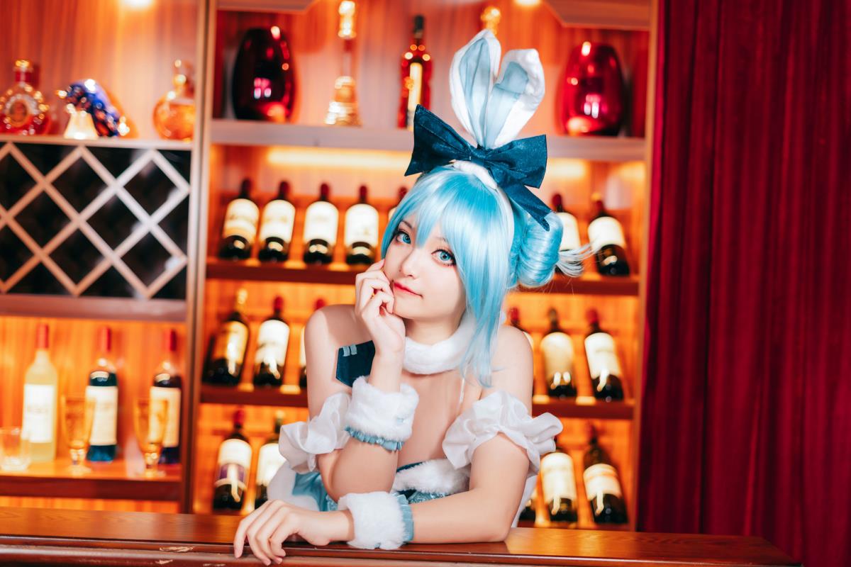 《酒吧光影下的初音兔女郎之萌趣COS秀》