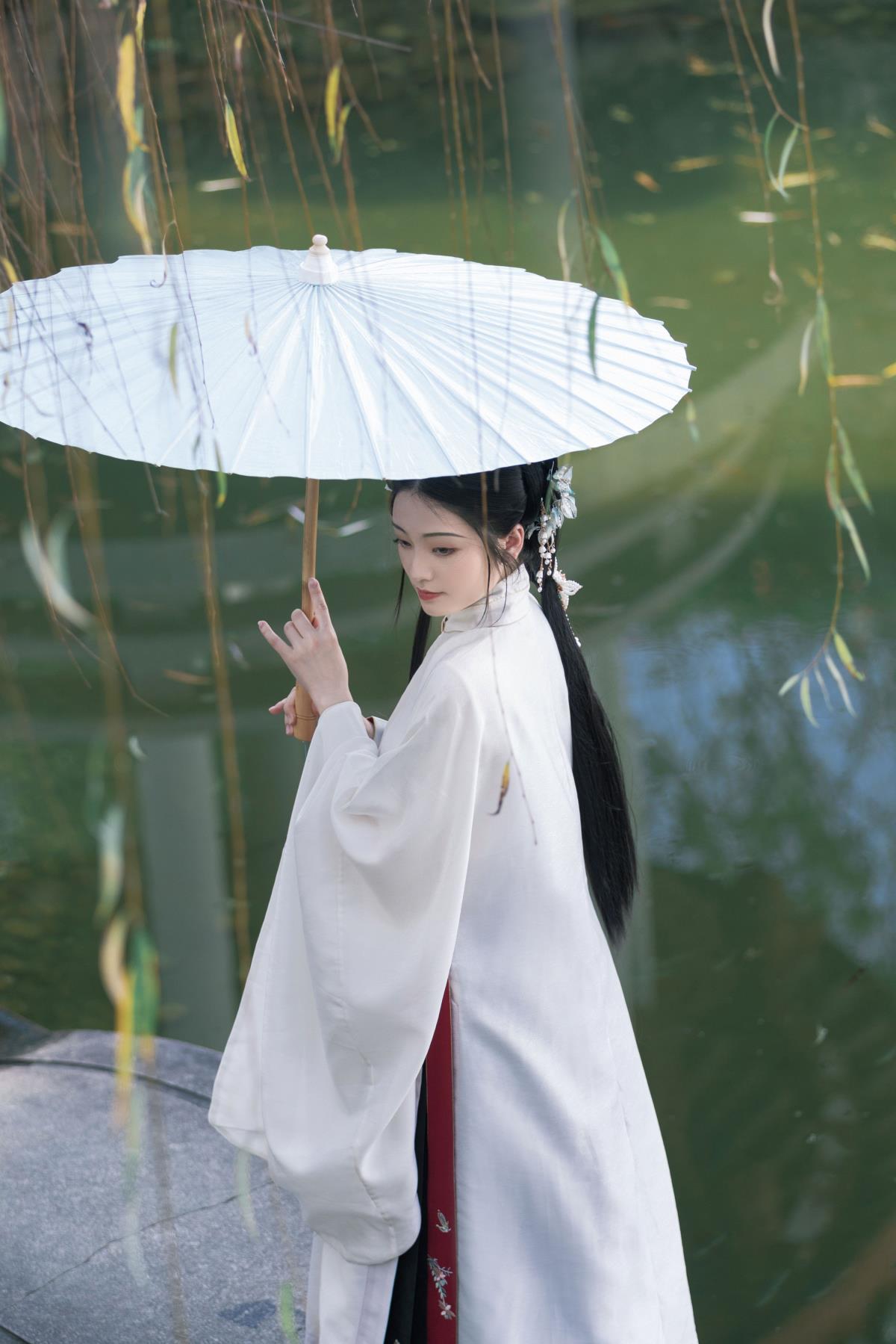 西风残照里的往昔沉思：赌书泼茶只道寻常