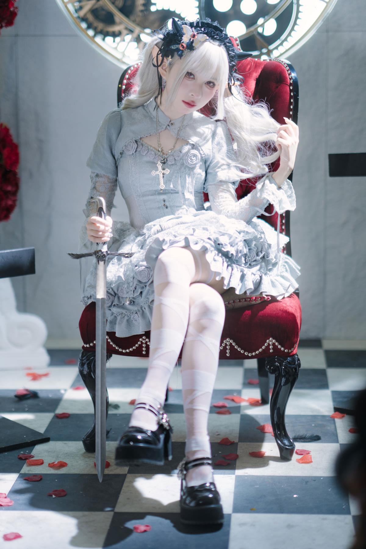 《银色魔女的祈愿：白丝美少女的 Cosplay 之梦》