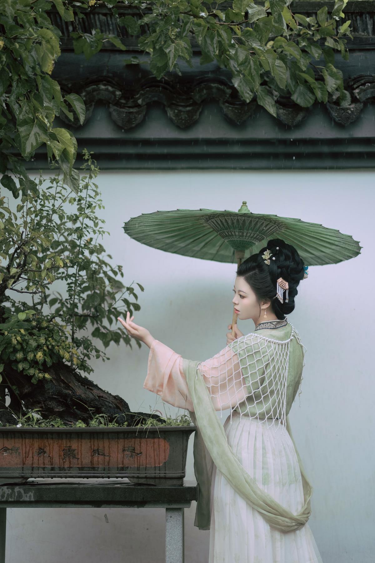 秋雨寒凉，山色倚晴空的古典清冷秋韵