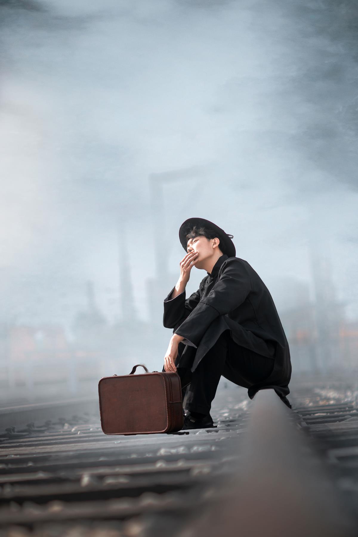 《等待的列车，悠悠岁月里的相思与怀旧》 解析：结合了原文中“等待的列车最相思”“悠悠岁月”“怀旧”等关键信息，组成一个富有意境且体现情侣情感相关的标题，符合文艺向风格要求。