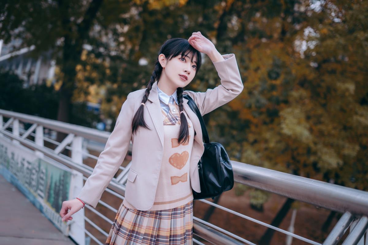 《秋意里的JK少女：唯美画卷中的青春印记》 JK少女邂逅秋，叶舞黄时韵自成 秋之JK，少女与唯美黄叶共绘青春诗章