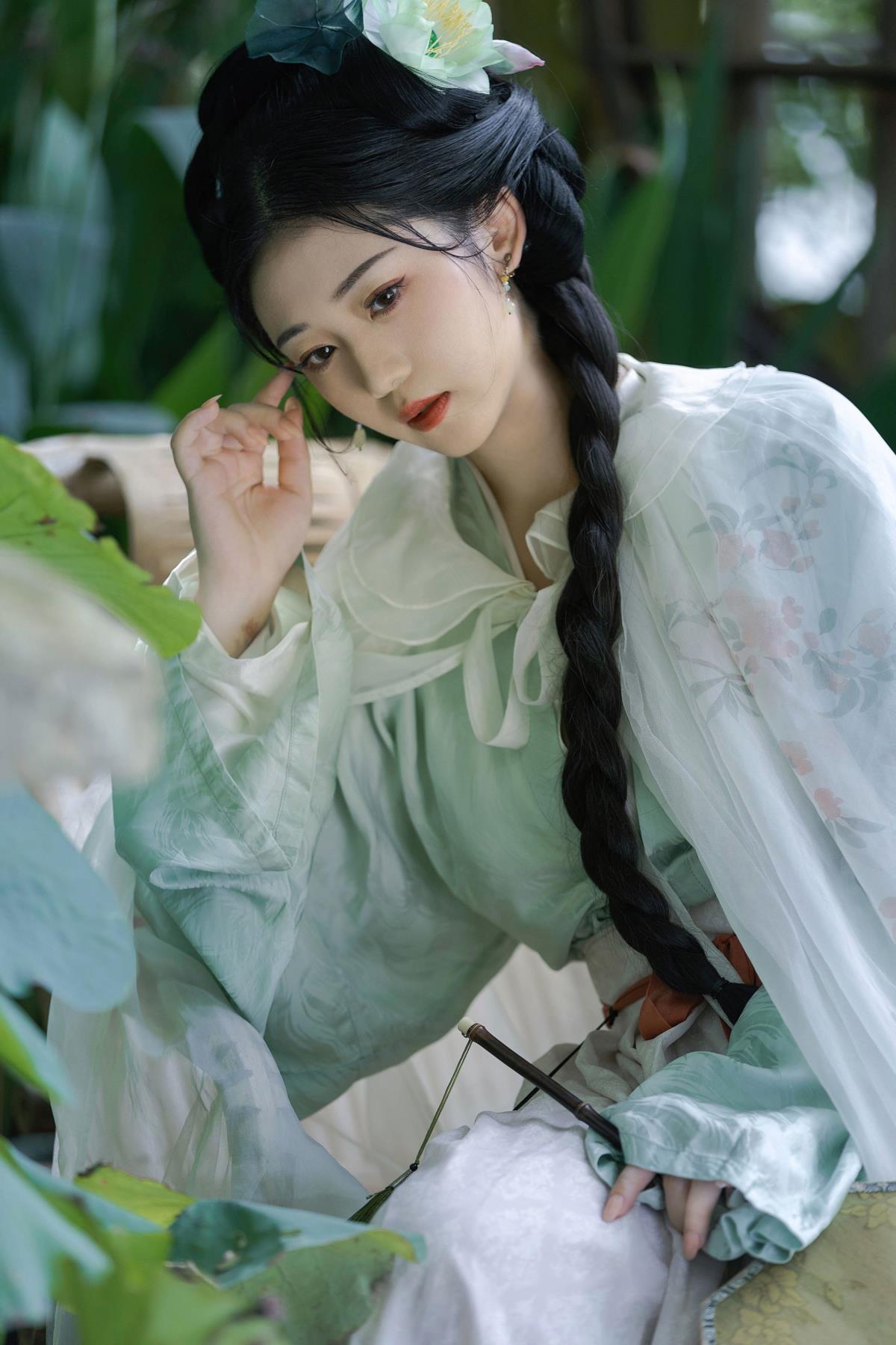 雨荷情韵：荷池细雨间的诗意闲情