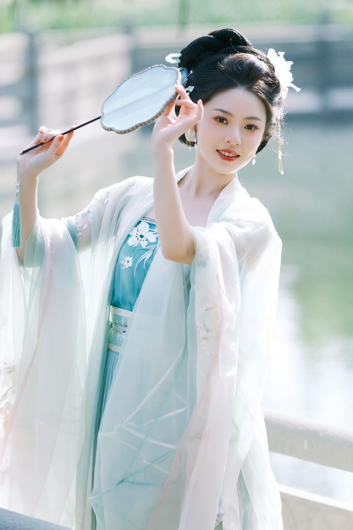 喜晴知夏深，蝉鸣山海长