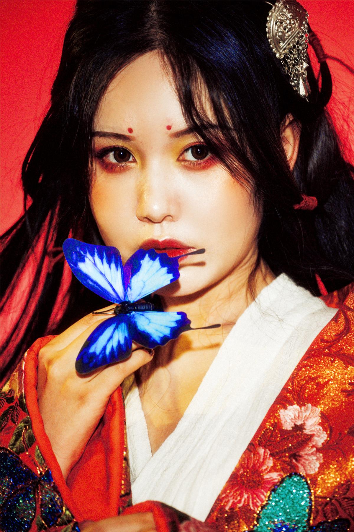 雨女与伞之鬼：光影交织下的古装异香