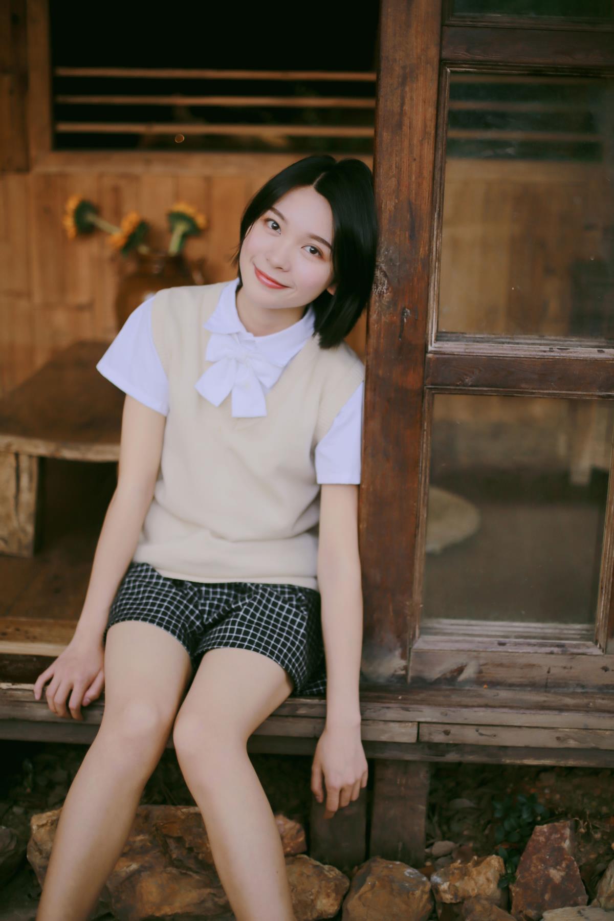 《春日午后，短发少女于木屋邂逅星辰般的眼眸》