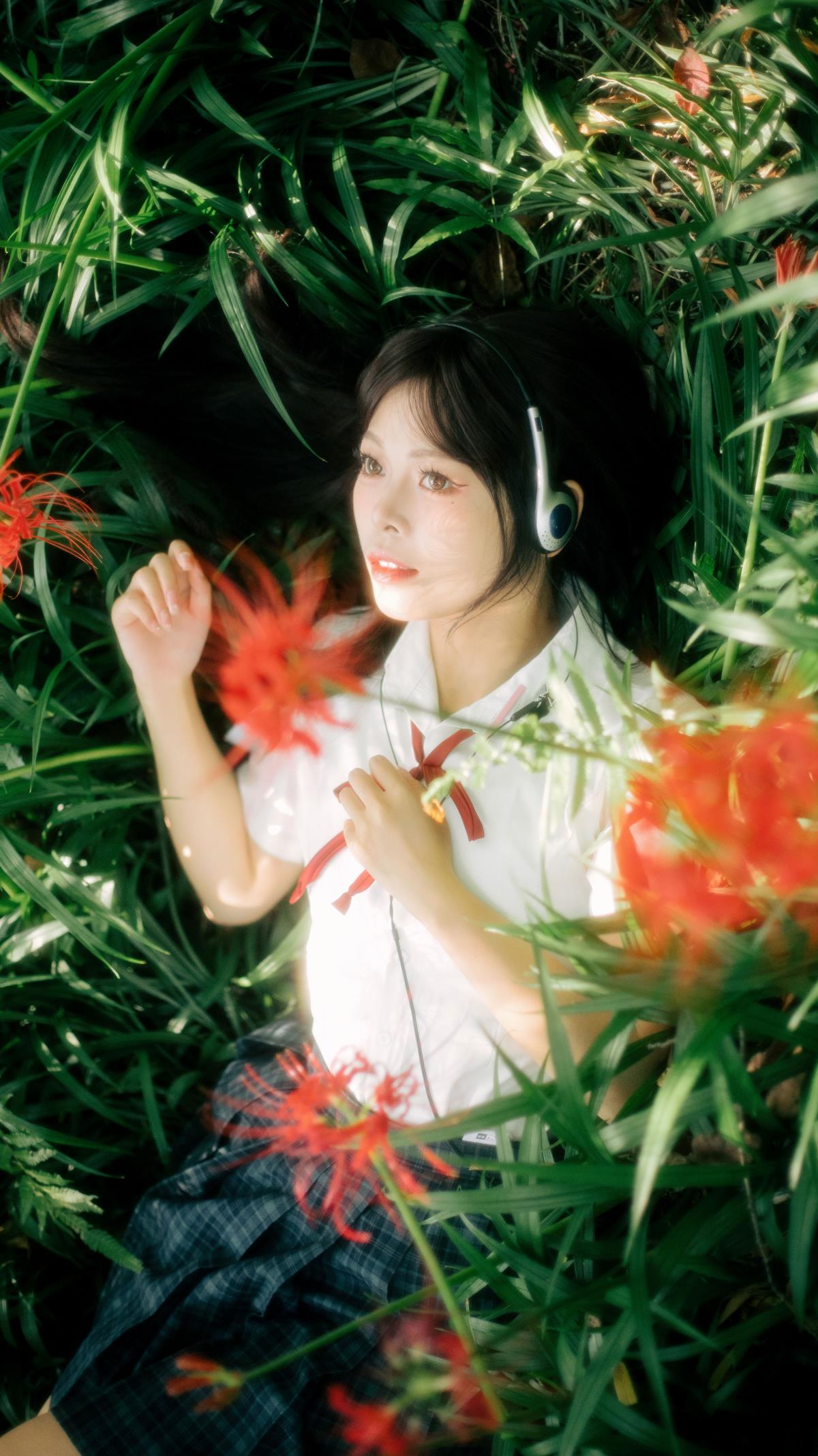 《JK 少女与森系彼岸花的故事：微风轻拂下的粉红絮语》