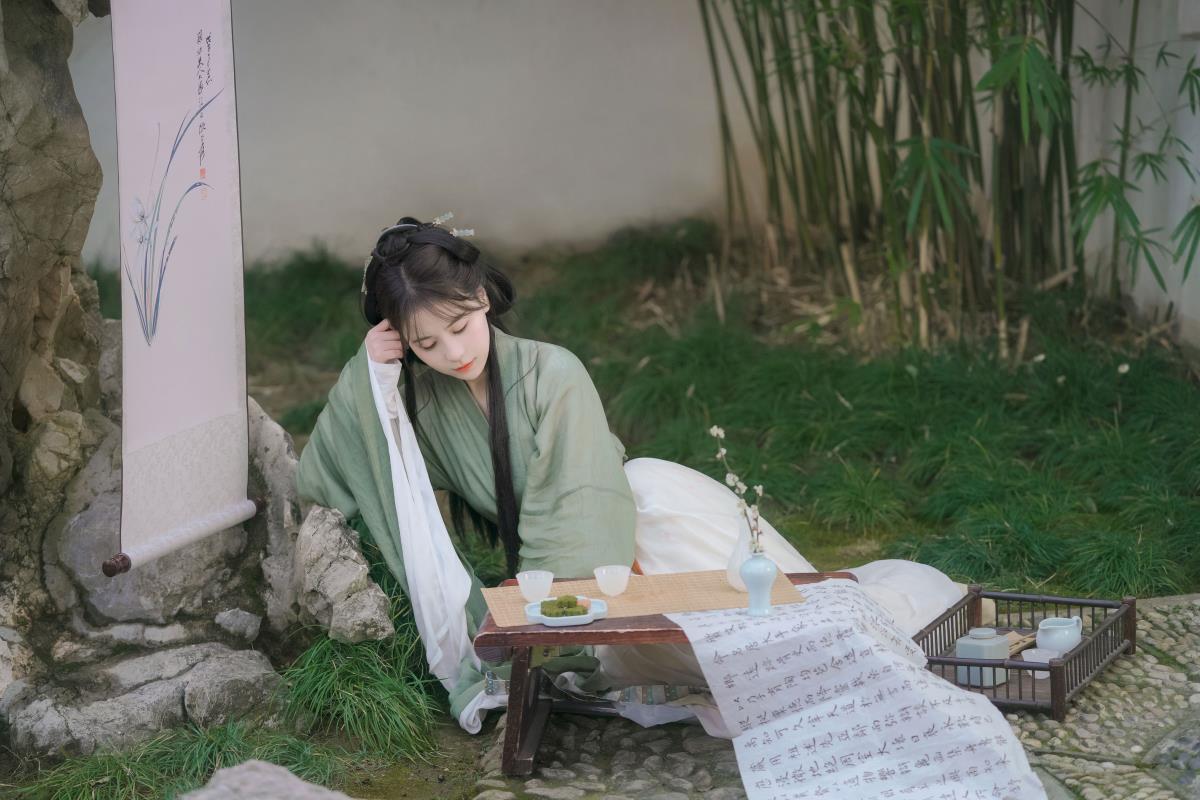 《丹青客梦边容色，异乡异客不见丹青楼阁》 解析：原内容围绕“丹青客”展开，提到历历在目的容色、梦边彷徨、异乡异客以及不见咫尺丹青远楼阁等元素，组合后的标题既包含了关键元素，又营造出一种古风、唯美的意境，符合要求。