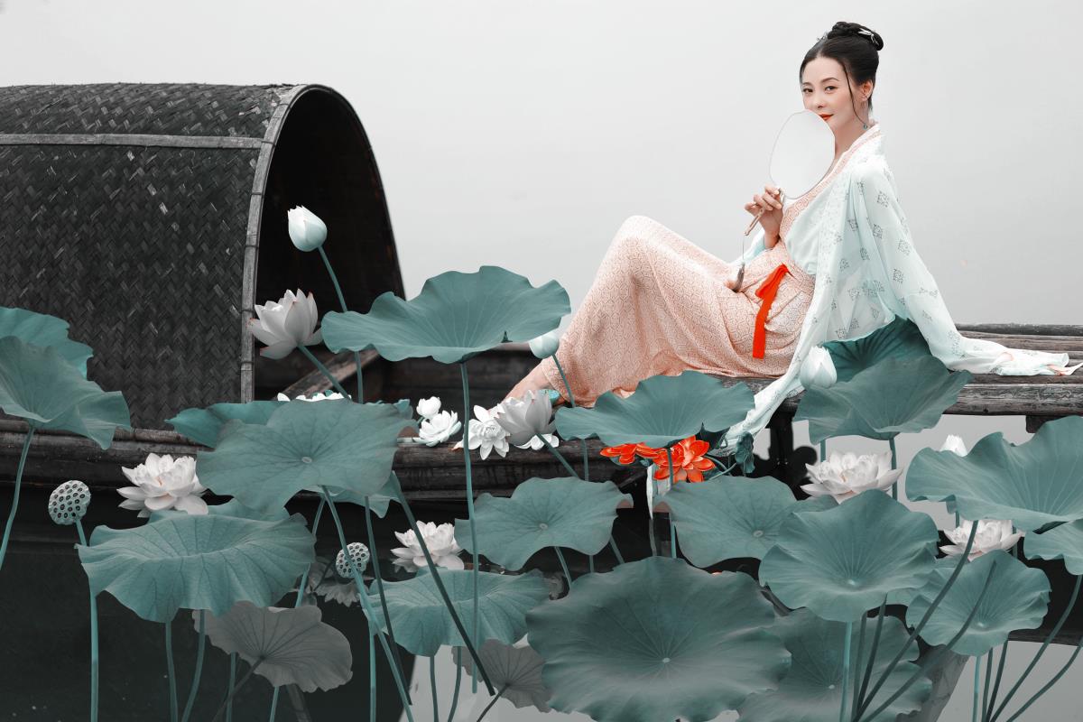 《采莲曲：菱叶荷风处，小船通幽情》 解释：这个标题包含了古诗《采莲曲》，点明了主题来源。“菱叶荷风处”描绘出了诗歌中菱叶随风飘动、荷花摇曳的美好画面，展现出那种古风的意境。“小船通幽情”则暗示了采莲过程中女子与情郎相遇，小船成为了他们情感交流的媒介，体现出其中蕴含的幽微情感，整体富有文艺气息和古风意境。