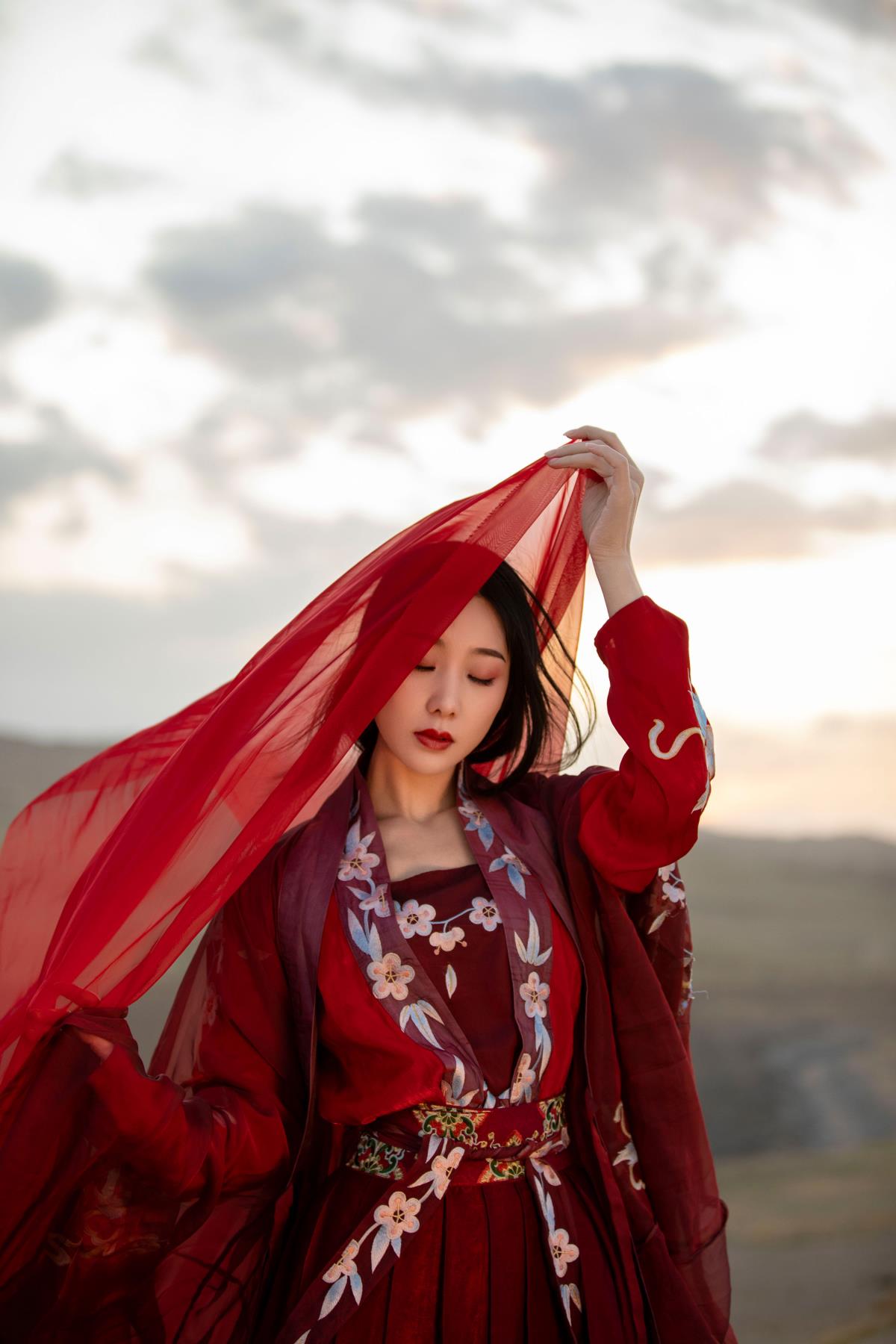 《长歌行》：大漠夕阳下，踏清秋寻金络梦 解析：将诗句融入标题，描绘出在大漠夕阳的背景下，带着“何当金络脑，快走踏清秋”的豪情去追寻某种梦想的意境，与给定的古风、沙漠、红色等元素相契合，营造出富有文艺感和意境的氛围。