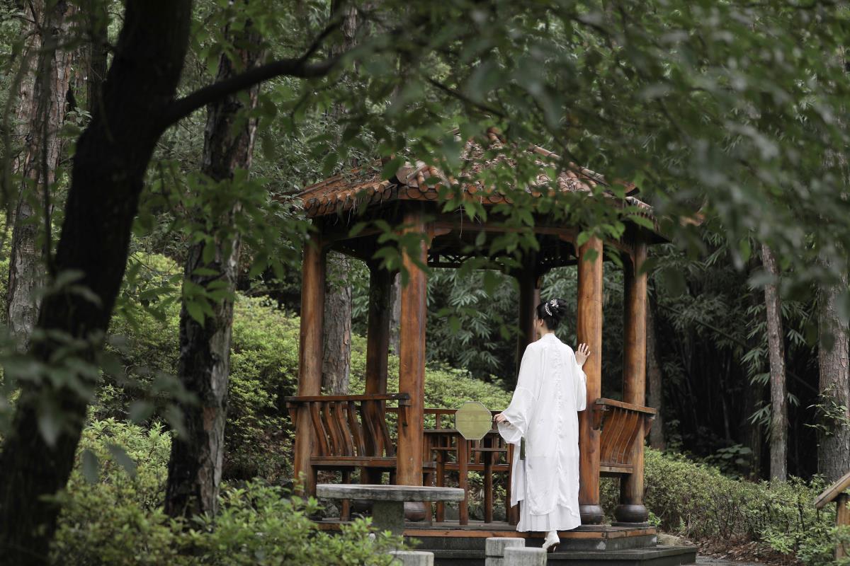 剪云追春：古装古风下的树林意境