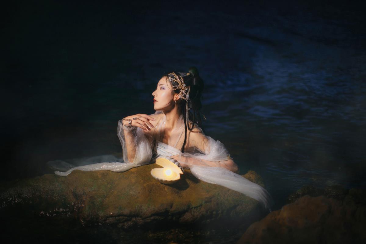 《洱海畔的海妖：日落时分的唯美玄幻夜景》 解析：原内容围绕海妖在大理洱海边日落时出现，且具有唯美、夜景、玄幻等特点，将这些关键信息组合成标题，既包含地点、主体，又突出了时间及氛围特色。 若要更文艺可改为： 洱海之畔，日落幻景：海妖悄然浮现