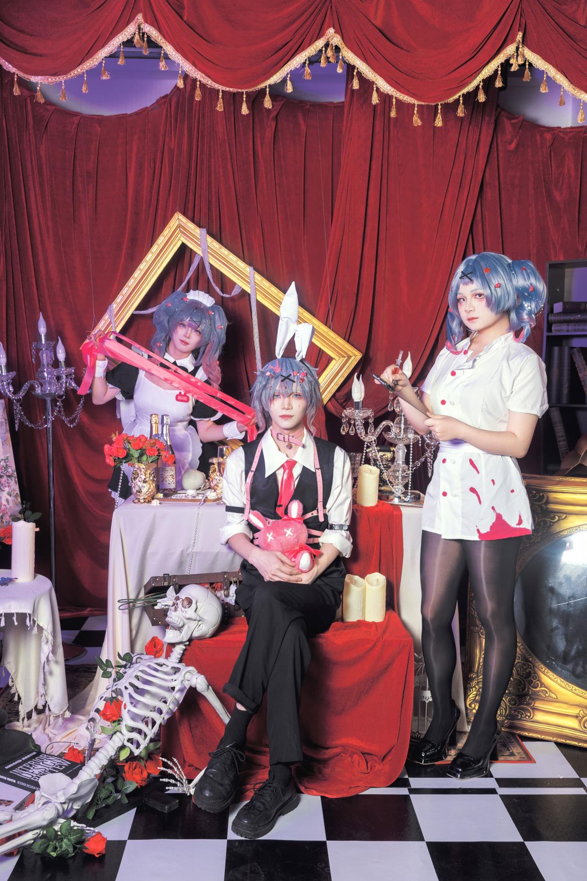 《兔女郎二次元：女仆闺蜜与 Cosplay 的梦幻交织》