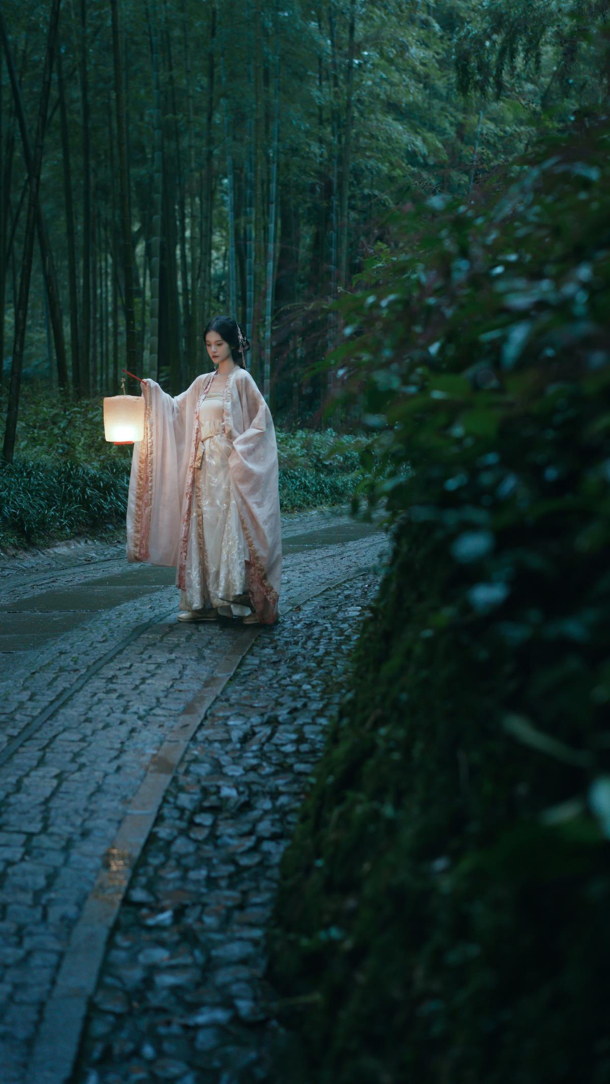 曲径通幽处，禅意诉凄凉