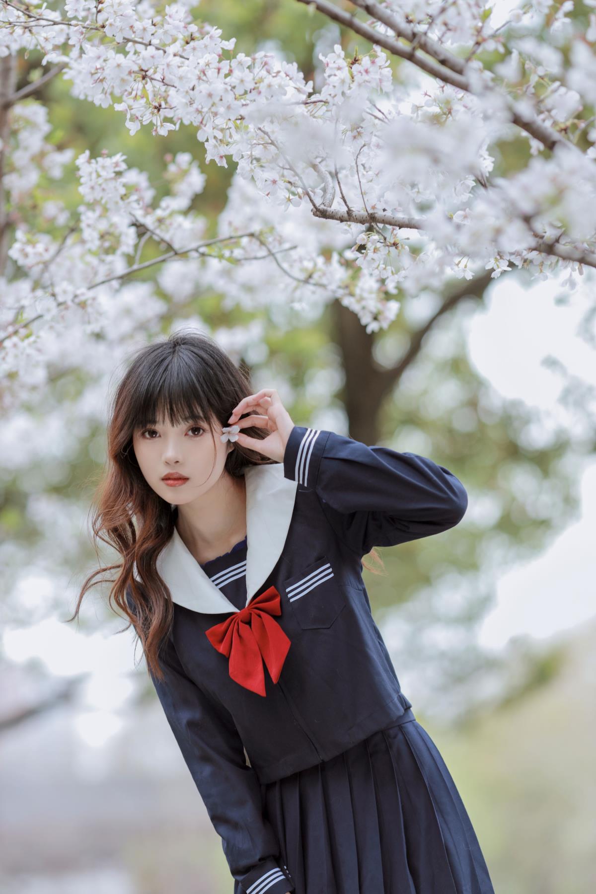 《樱花树下的浪漫邂逅：校花与樱花雨》 （将提取的关键信息组合，并适当添加连接词，形成一个富有意境的标题） 或者 《樱花树下，校花身着水手服，共赴浪漫樱花雨之约》 （进一步丰富细节，使标题更具画面感） 你可以根据具体需求选择其中一个标题。 （这里只是提供了两个示例供你参考，实际输出只需要标题内容） 樱花树下，校花身着水手服，共赴浪漫樱花雨之约