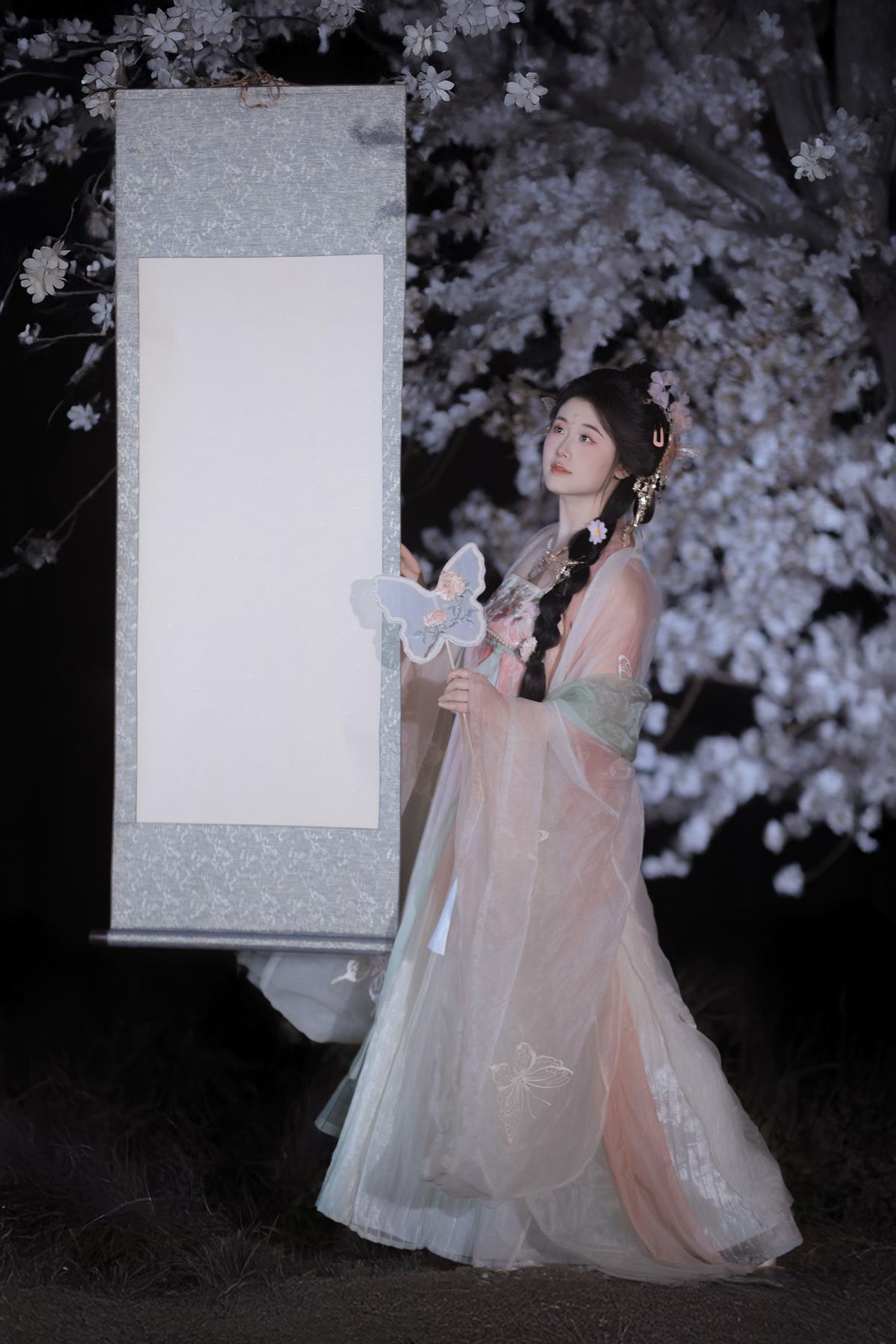 春夜赏樱：不见珠林万树红，数枝犹自缀丛丛