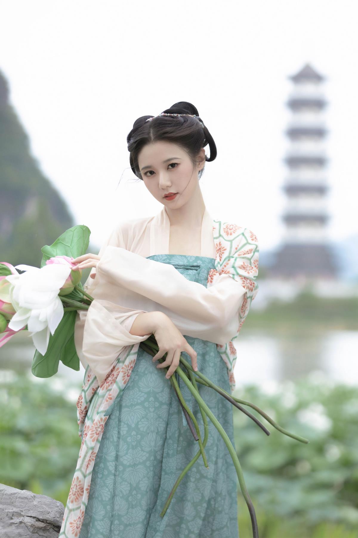 荷韵古风美人情：卷舒开合任天真