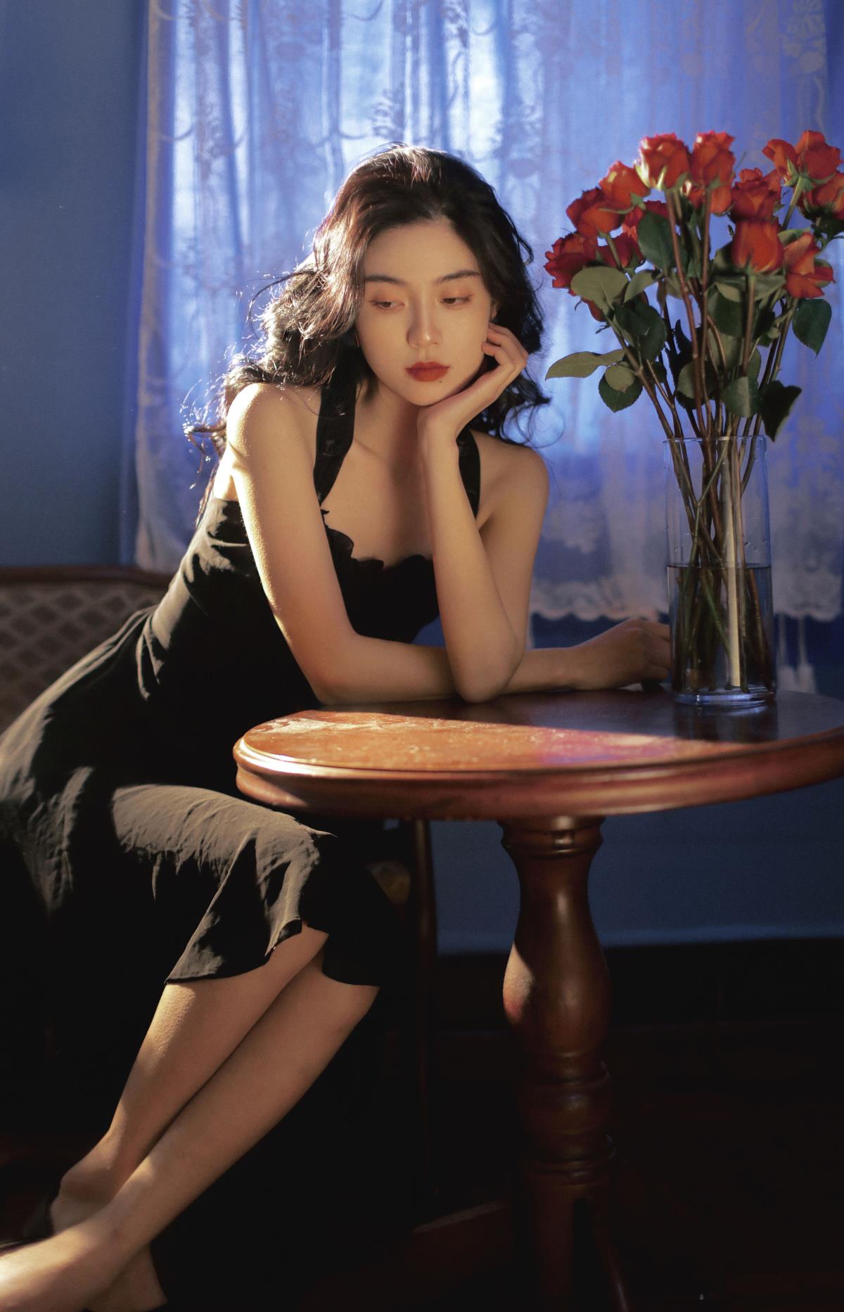 流金岁月里的港风情怀：复古女明星的文艺画卷