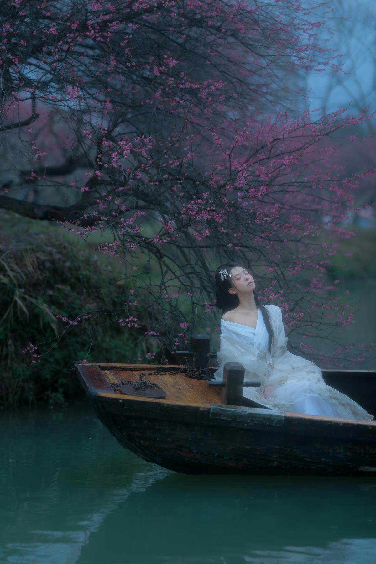 《西溪赏梅：春风细雨中的古风清冷画卷》