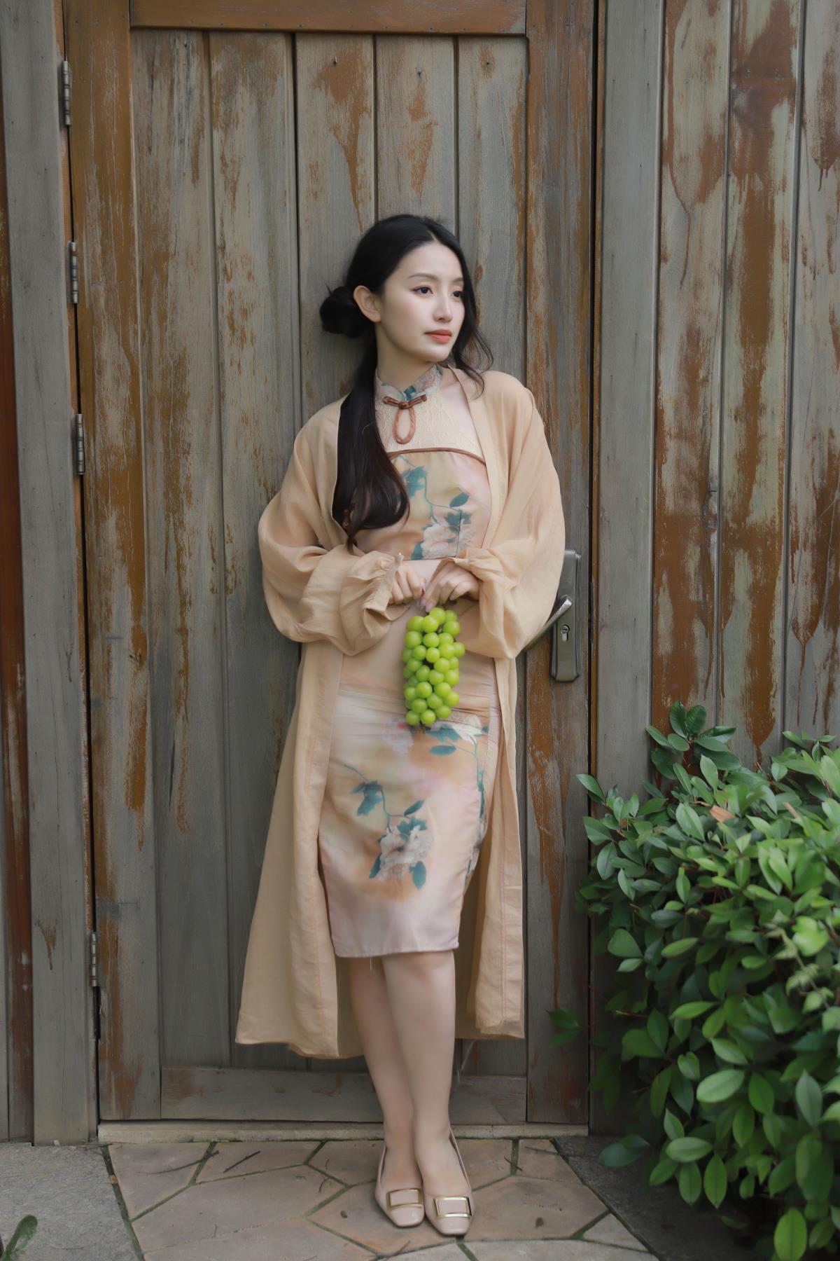 绮丽夏梦：星玄花园中旗袍佳人随风舞于绿屋畔，养眼又性感