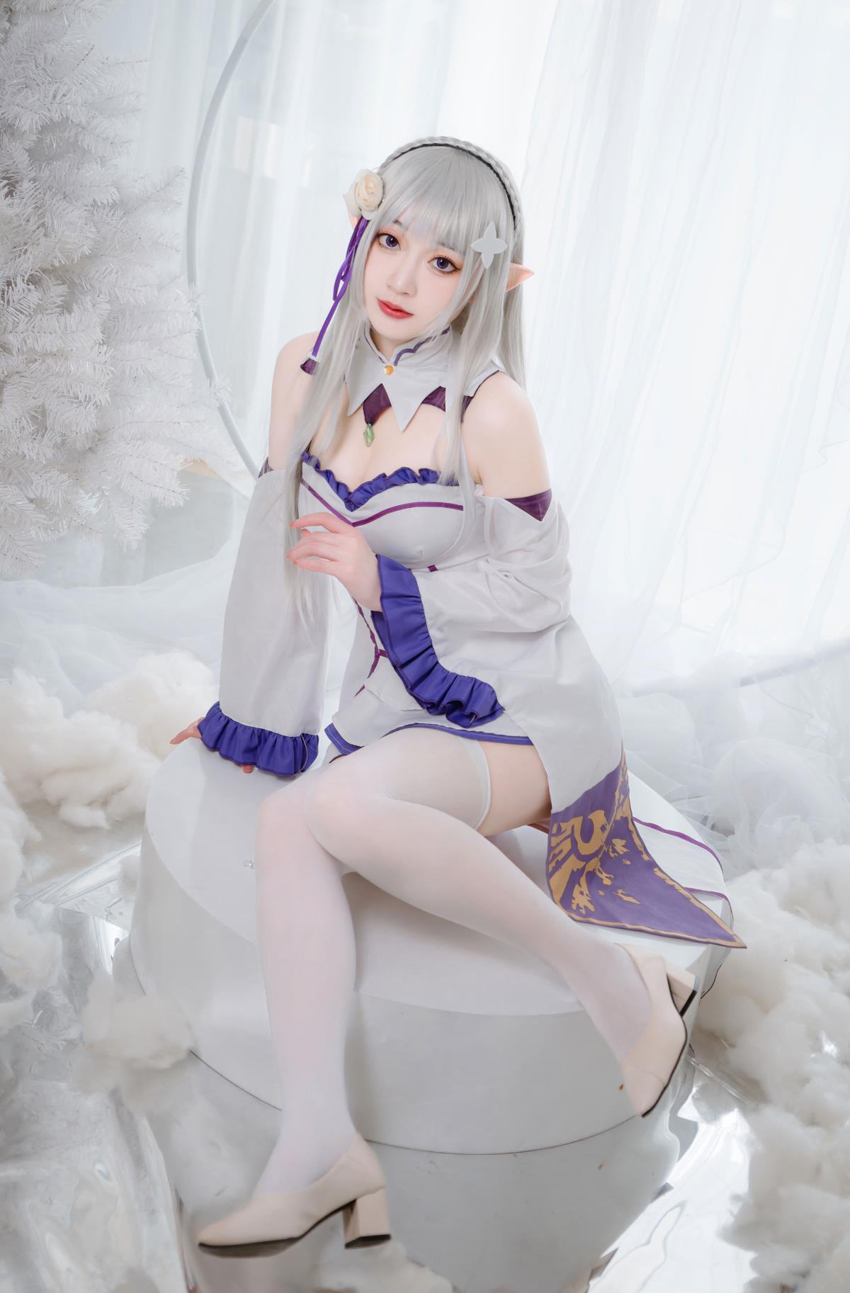 《邂逅艾米莉亚：Re：从零异世界的梦幻少女Cosplay之旅》