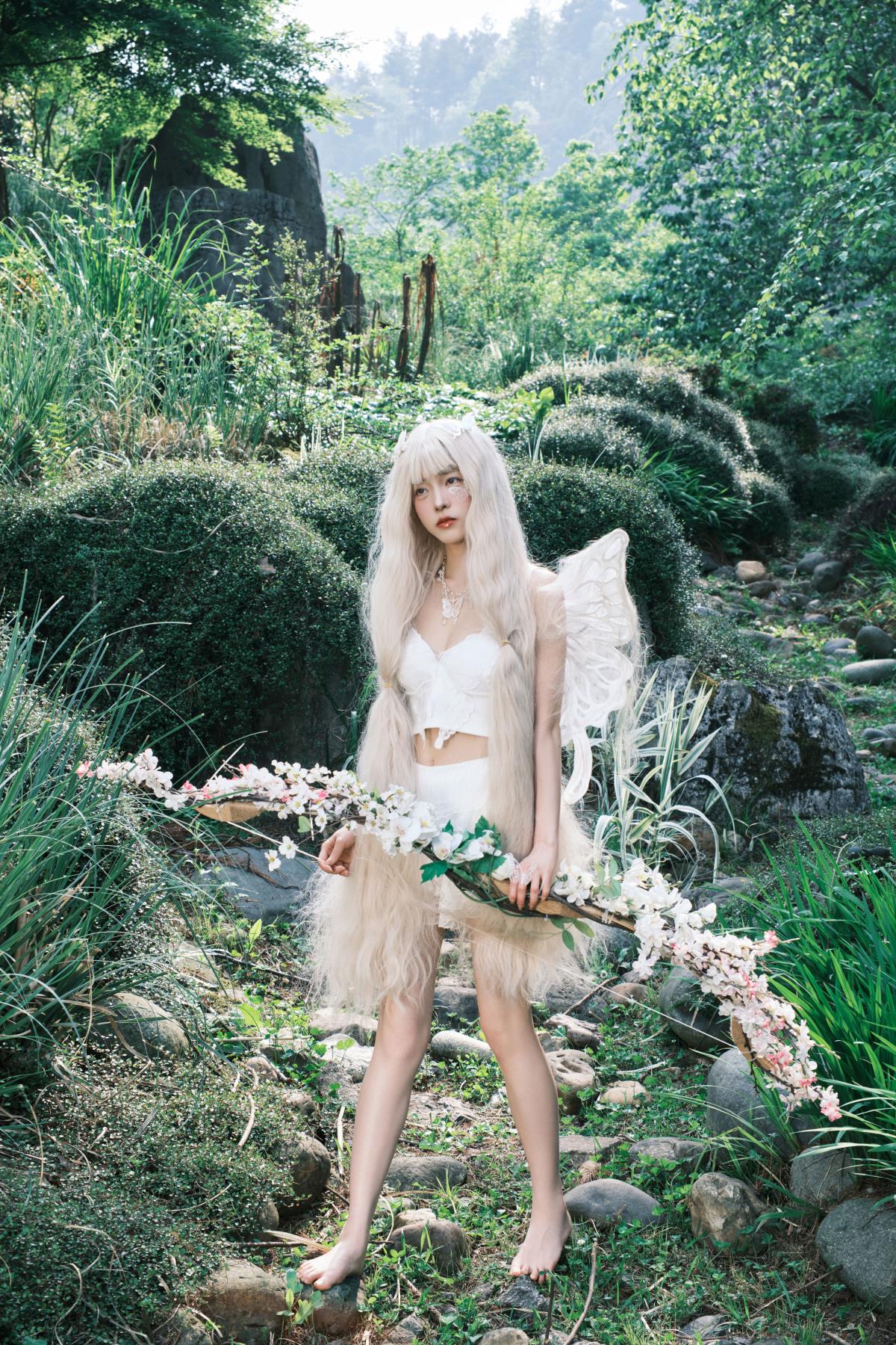 《仙境精灵：春日苏醒，森系天使的Cosplay奇幻之旅》