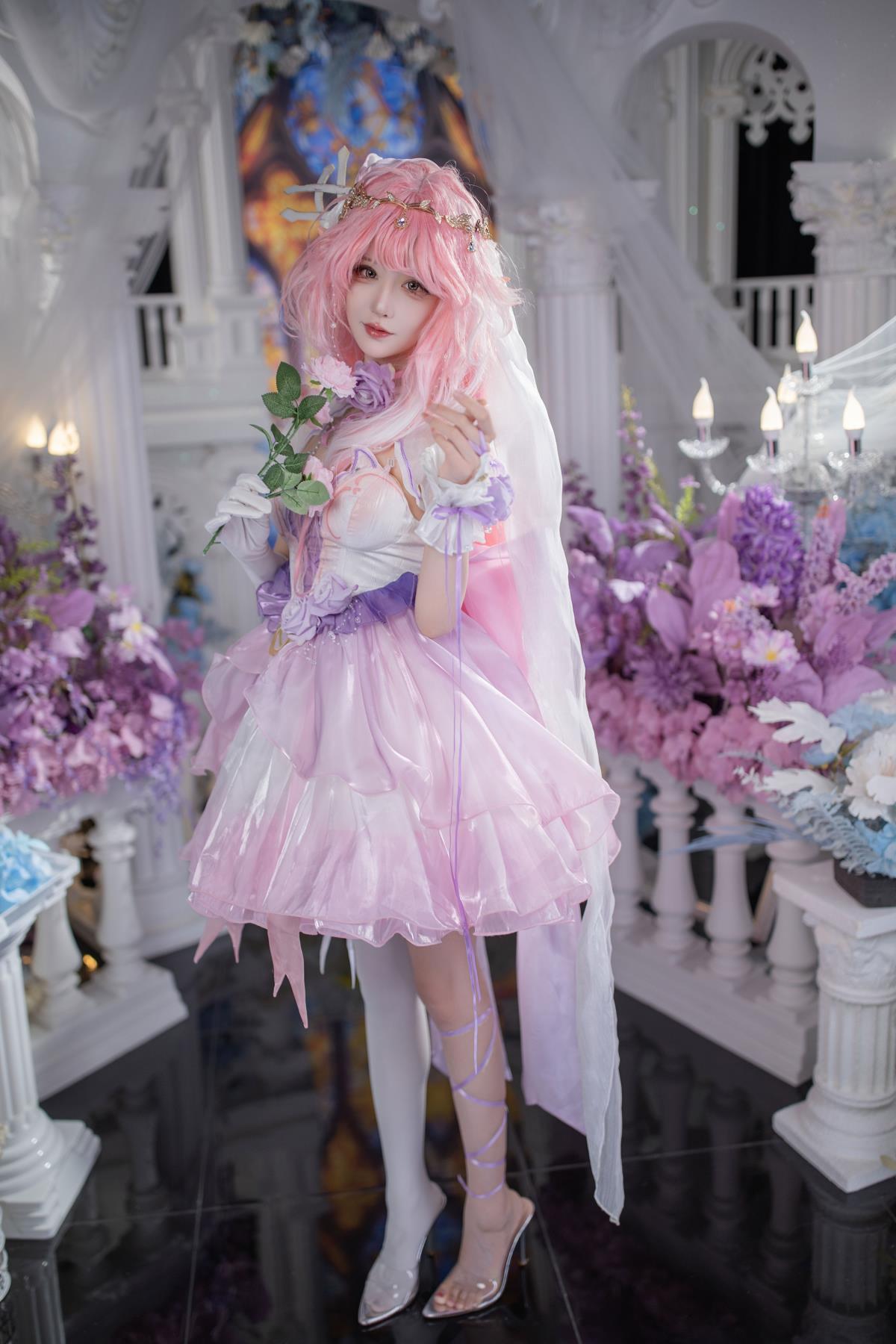 《COS爱莉希雅：梦幻少女演绎「真我」之美》