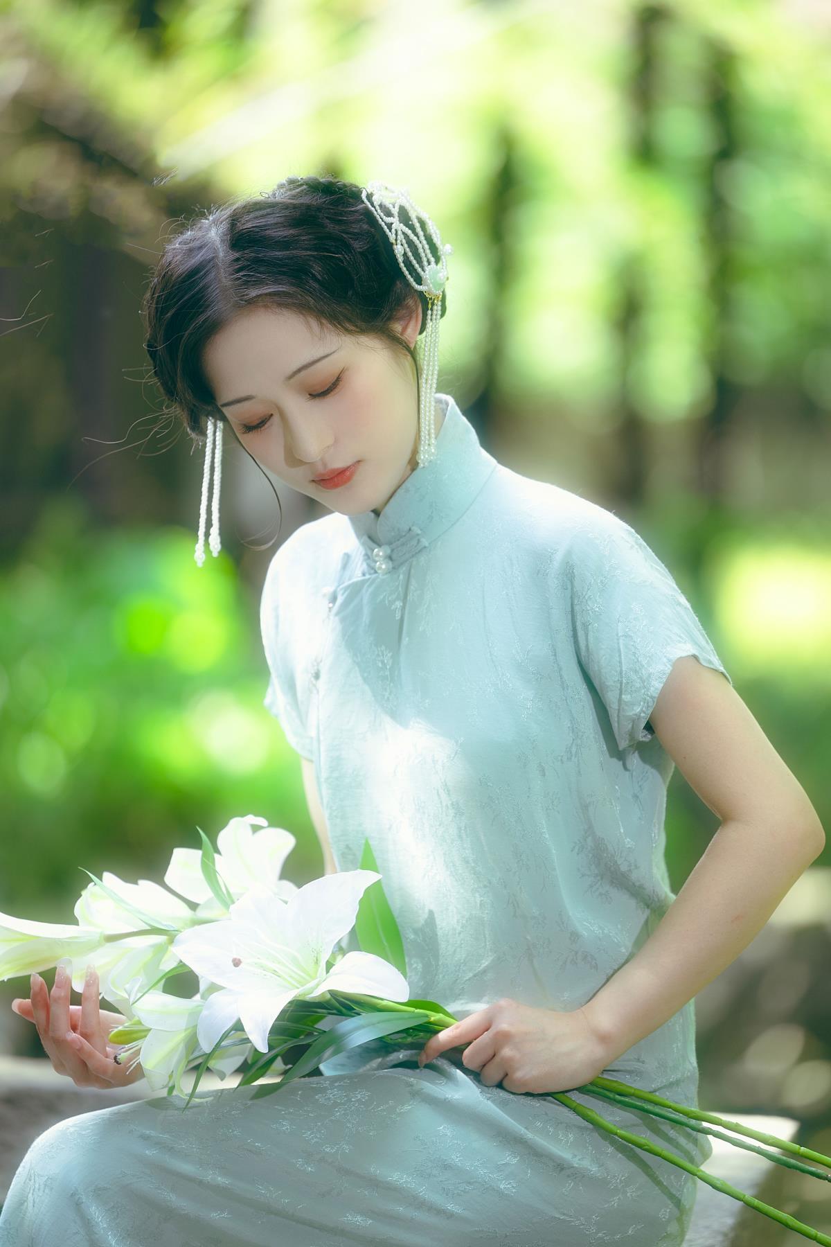 《清欢旗袍韵，佳人雅影间》