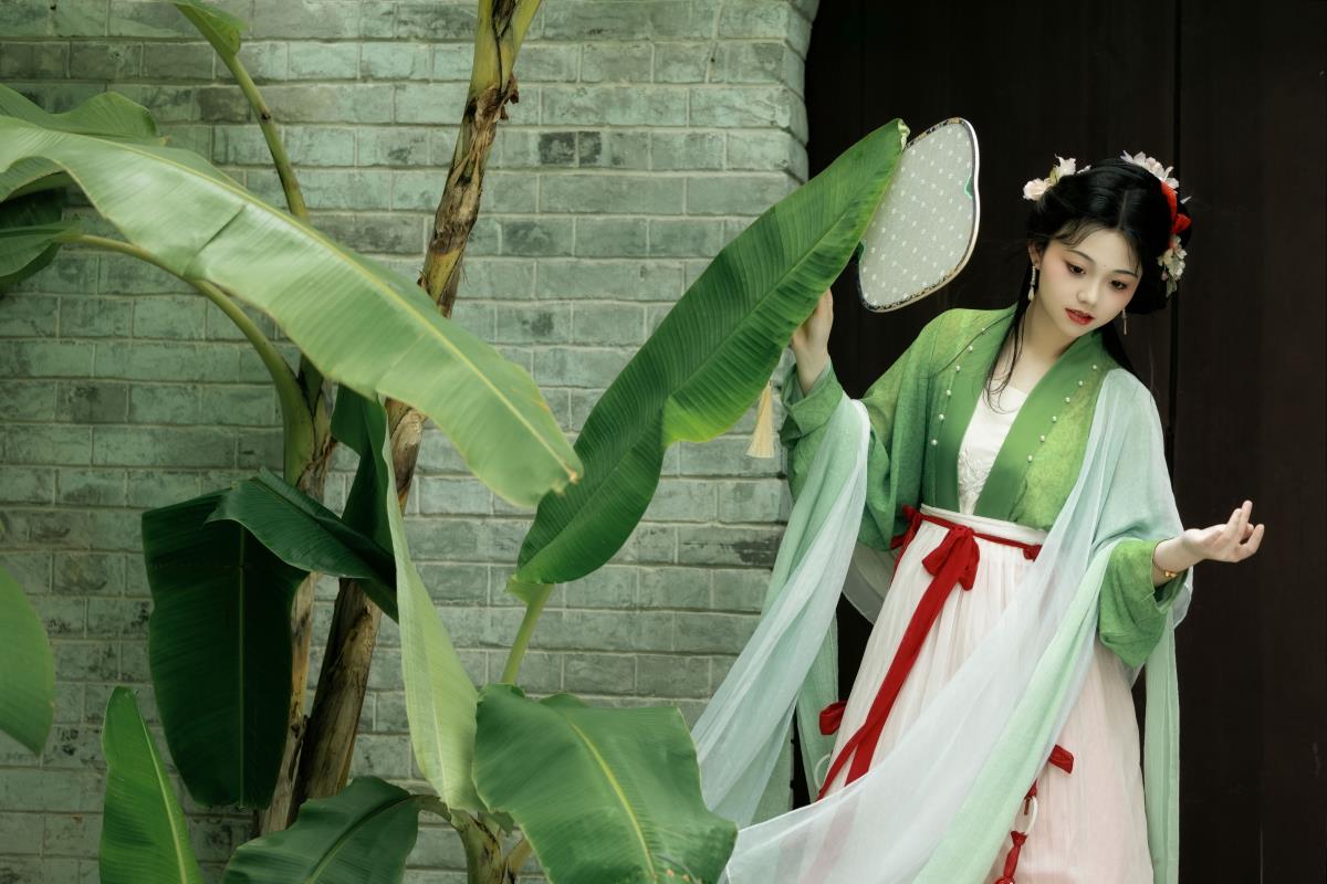 蕉叶潇潇下的诗意时光：早也潇潇，晚也潇潇，仕女园林间的古风情绪