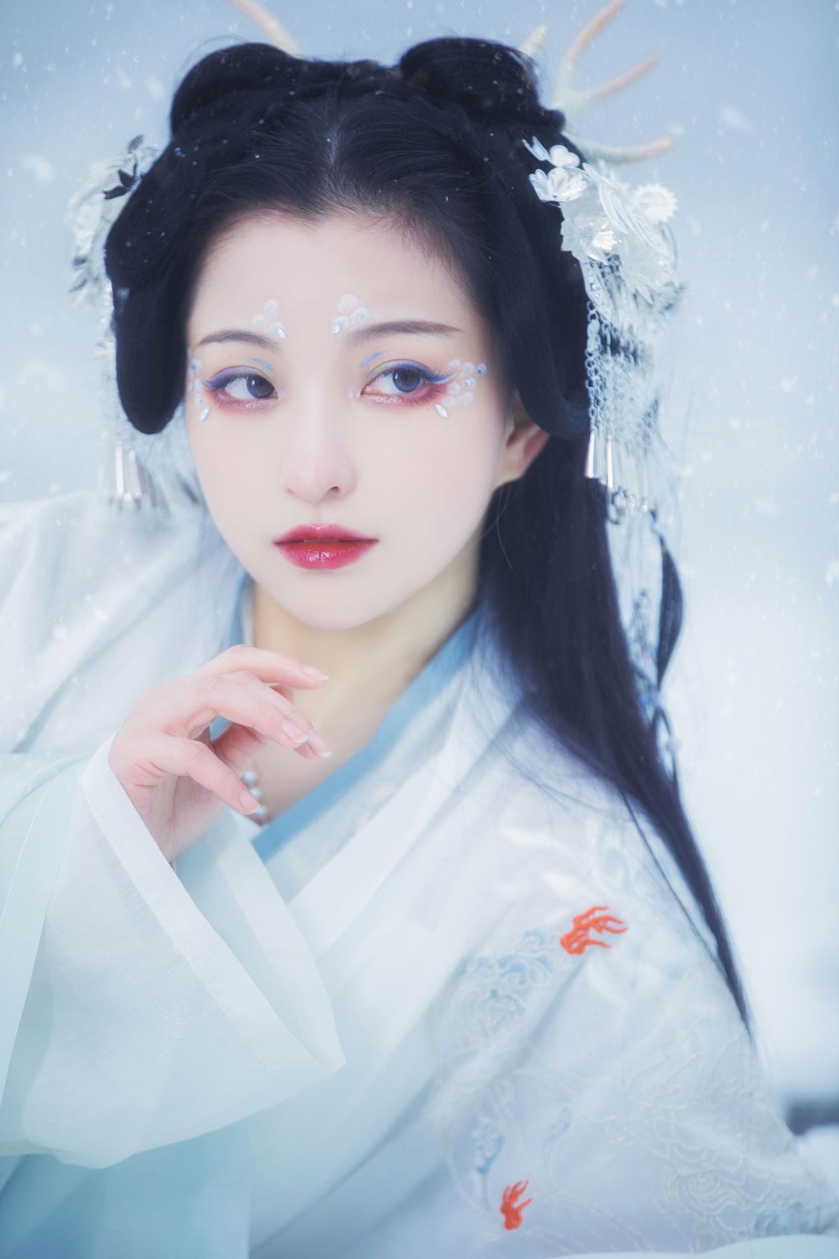 雪妖临川西海螺沟雪景，呈古装古风玄幻之美