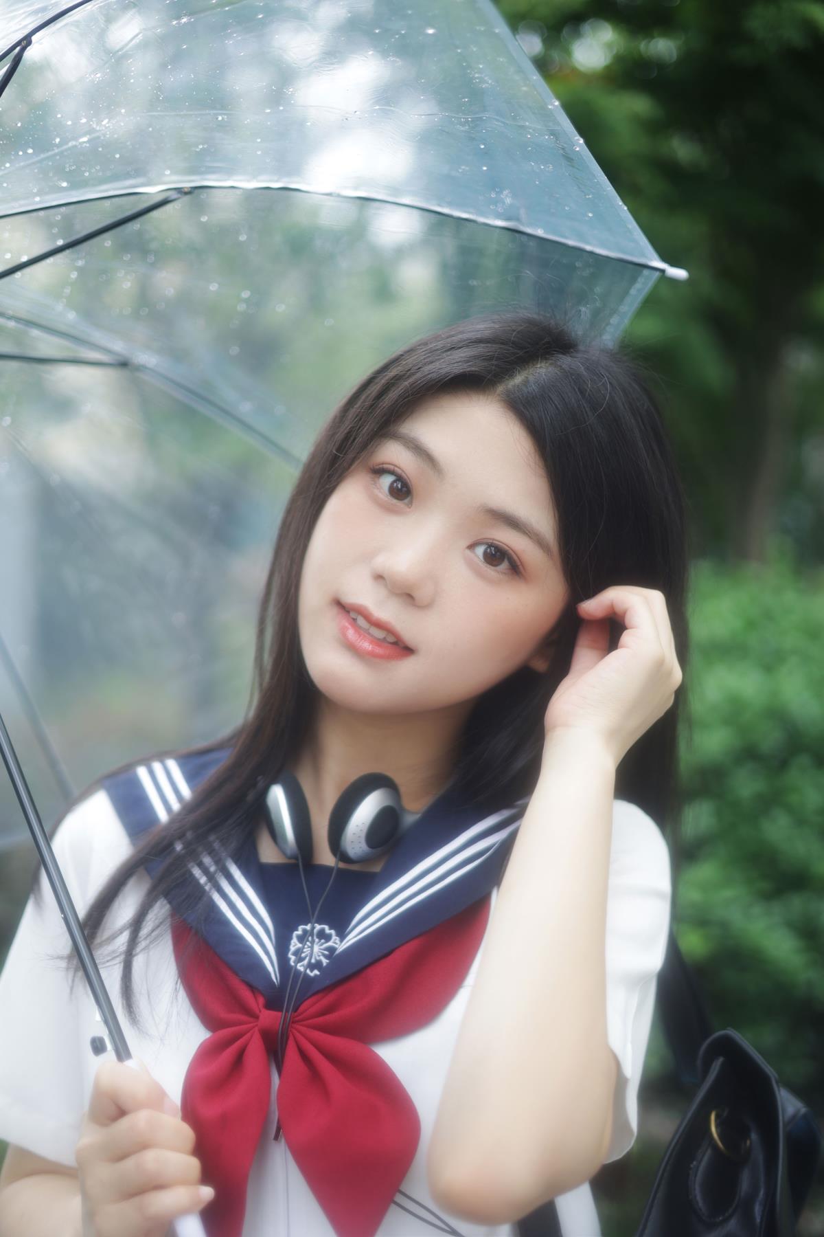 雨天，少女着水手服诉说梦幻情思