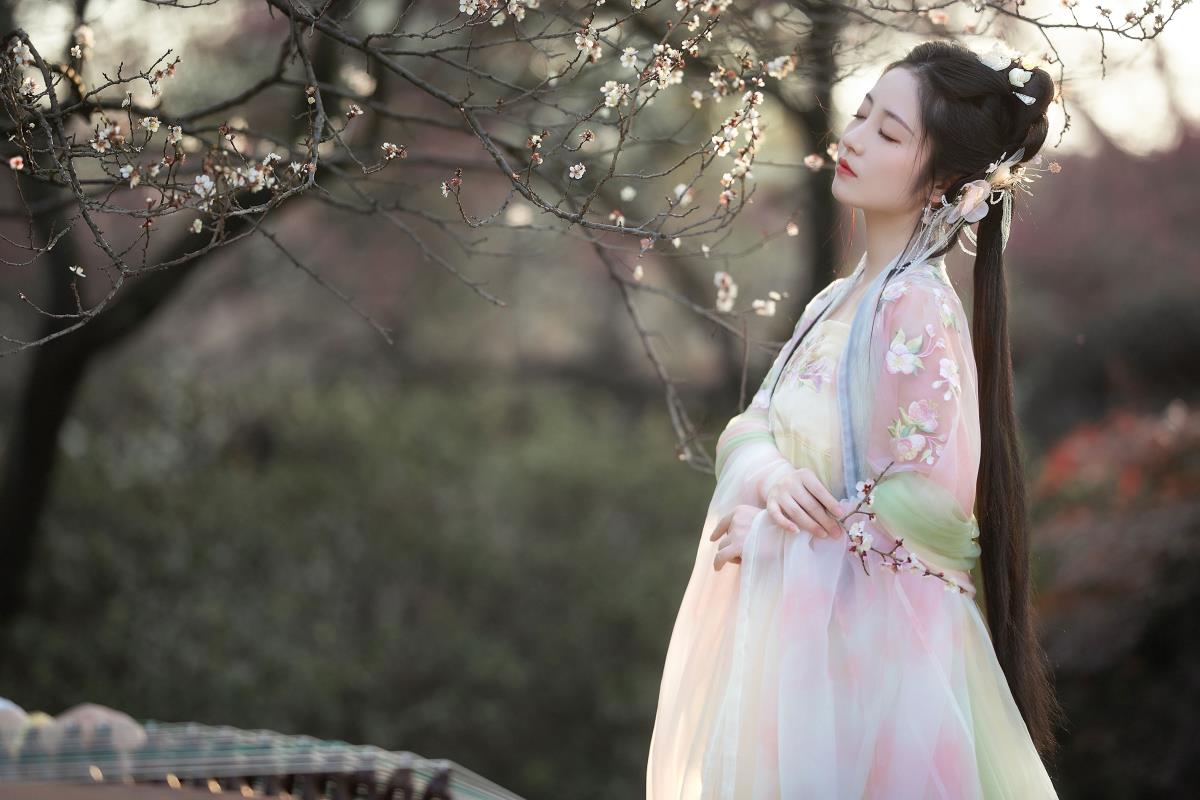 风动腊梅香，花落人欲眠，邂逅唯美汉服韵