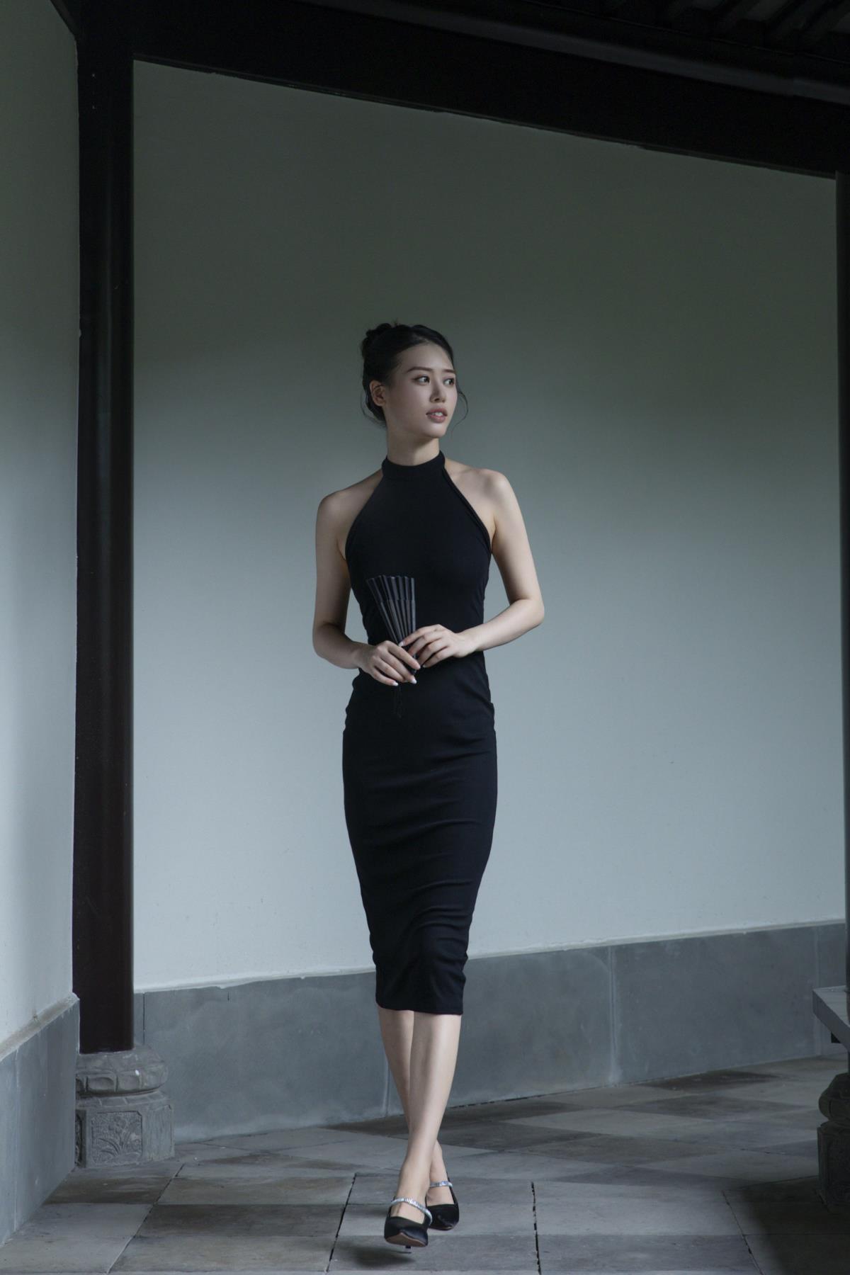 石墨间的旗袍风情：寻一抹清冷高雅的静谧